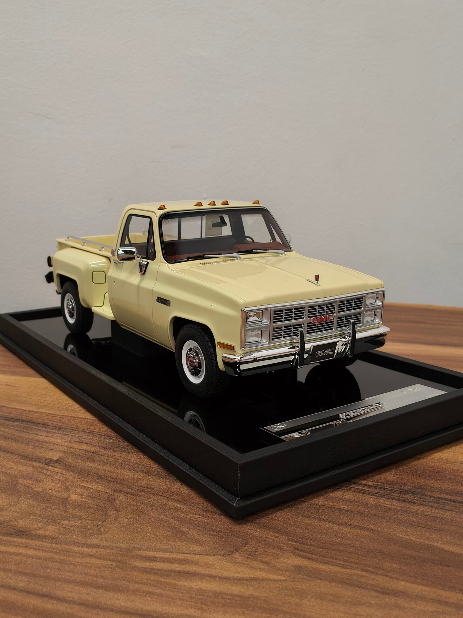 GMC Pickup Sierra Classic 1984 Desert Yellow 1:18 - Image 2