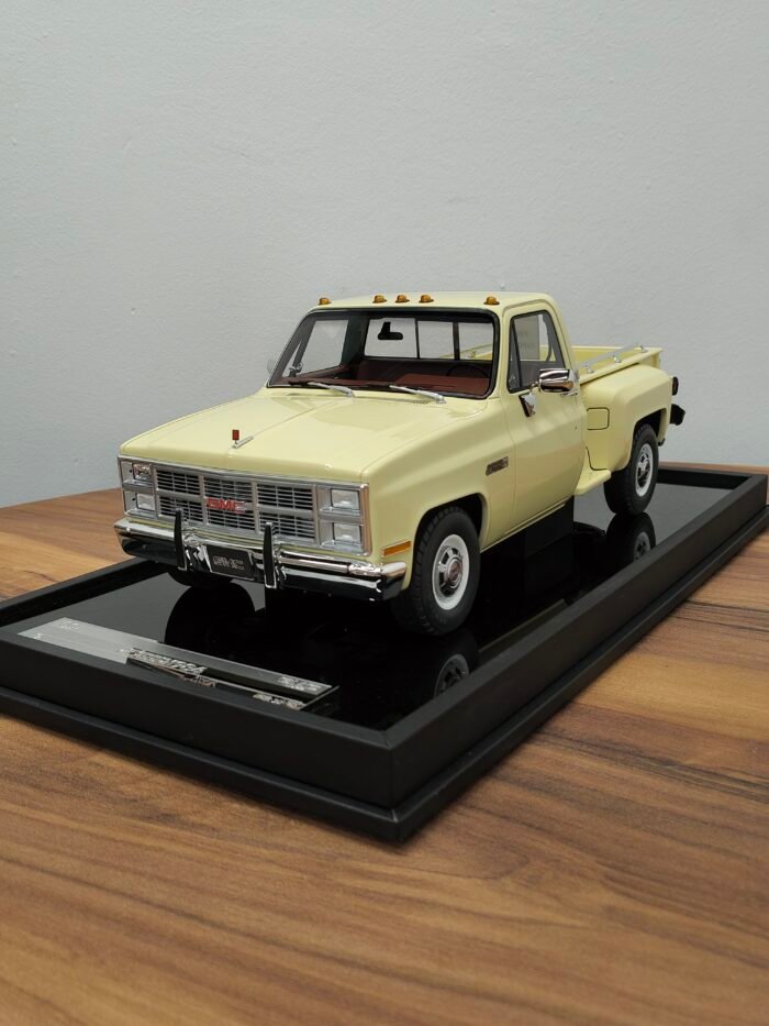 GMC Pickup Sierra Classic 1984 Desert Yellow 1:18