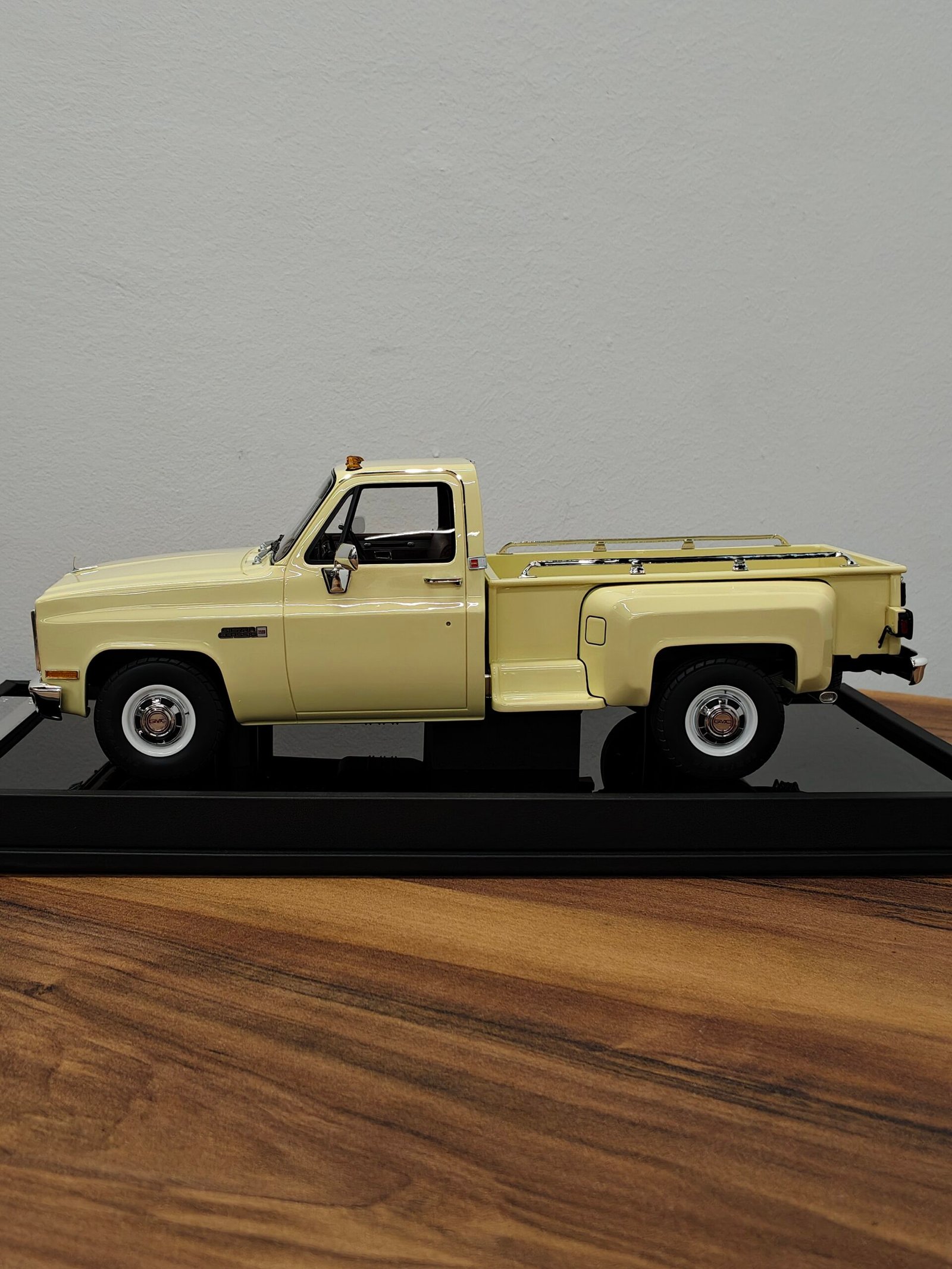 GMC Pickup Sierra Classic 1984 Desert Yellow 1:18 - Image 3