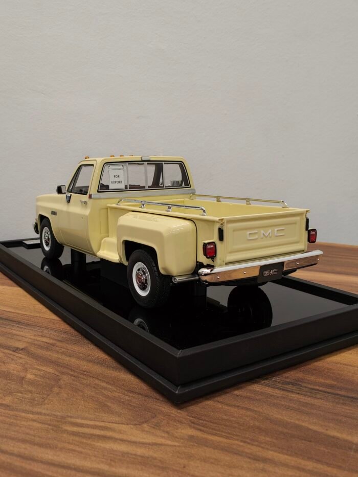 GMC Pickup Sierra Classic 1984 Desert Yellow 1:18 - Image 4