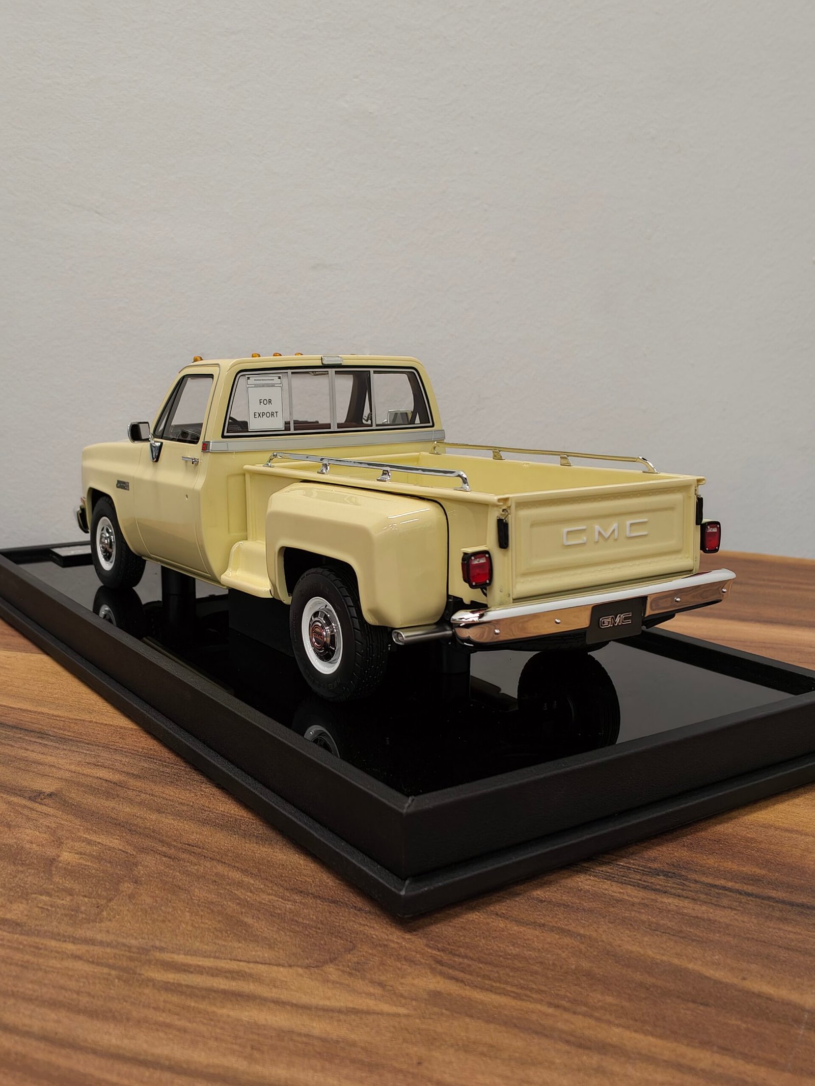 GMC Pickup Sierra Classic 1984 Desert Yellow 1:18 - Image 4