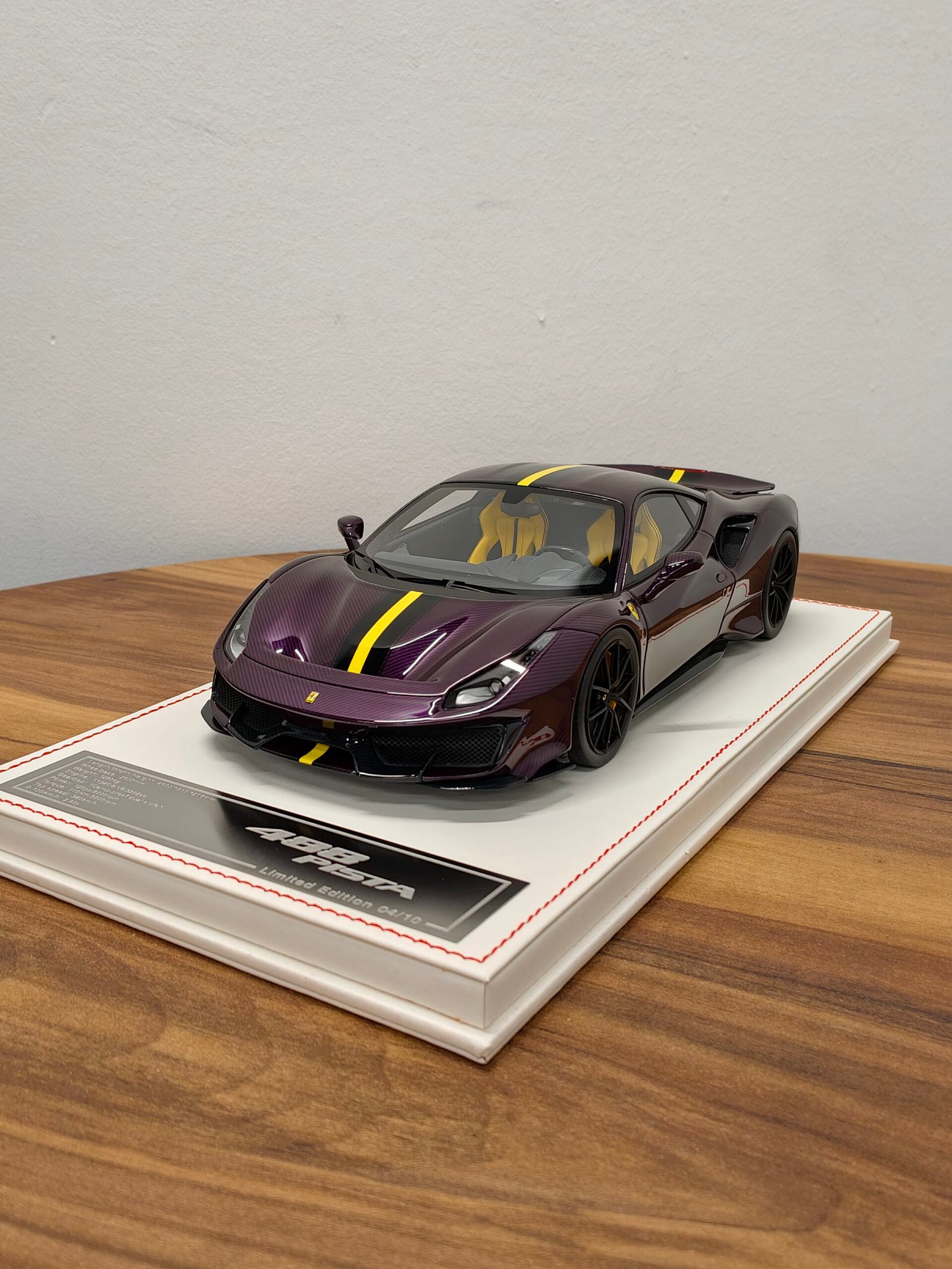 Ferrari 488 Pista 1:18 Full carbon Purple