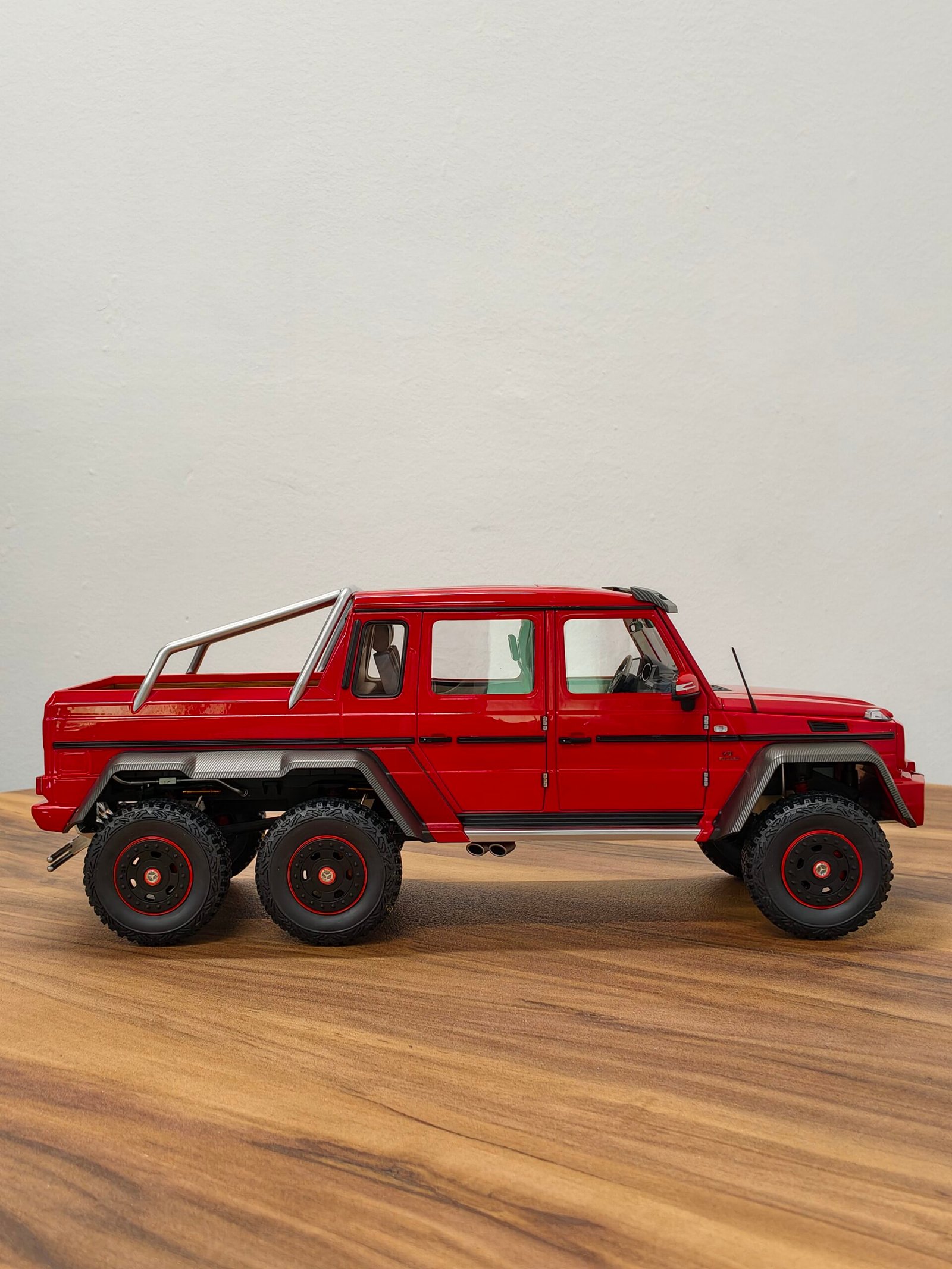 Mercedes-Benz G 63 AMG 6X6 Red 1:18 - Image 3