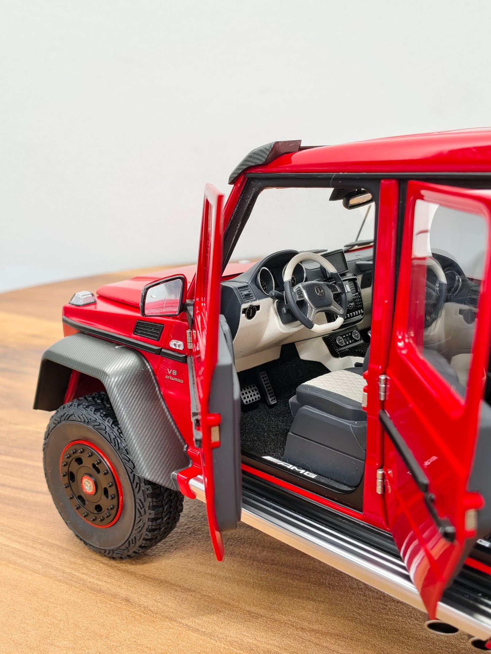 Mercedes-Benz G 63 AMG 6X6 Red 1:18 - Image 6