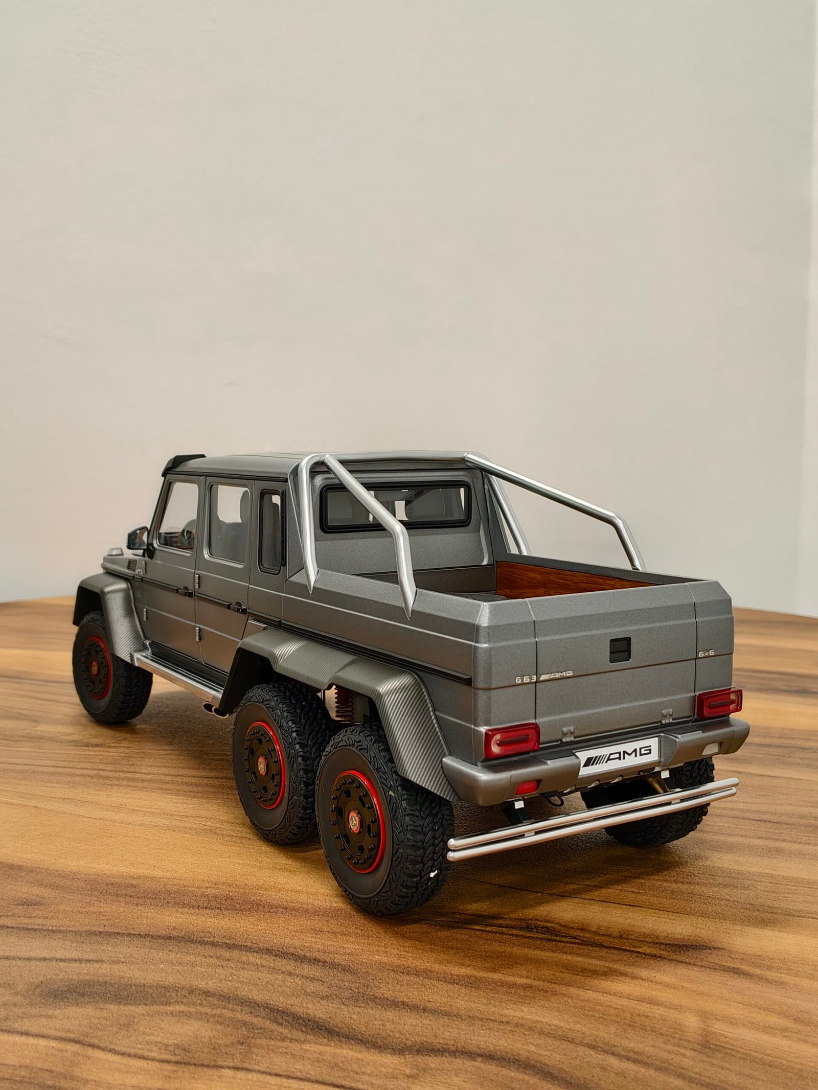 Mercedes-Benz G63 AMG 6X6 Platinum Magno 1:18 - Image 2