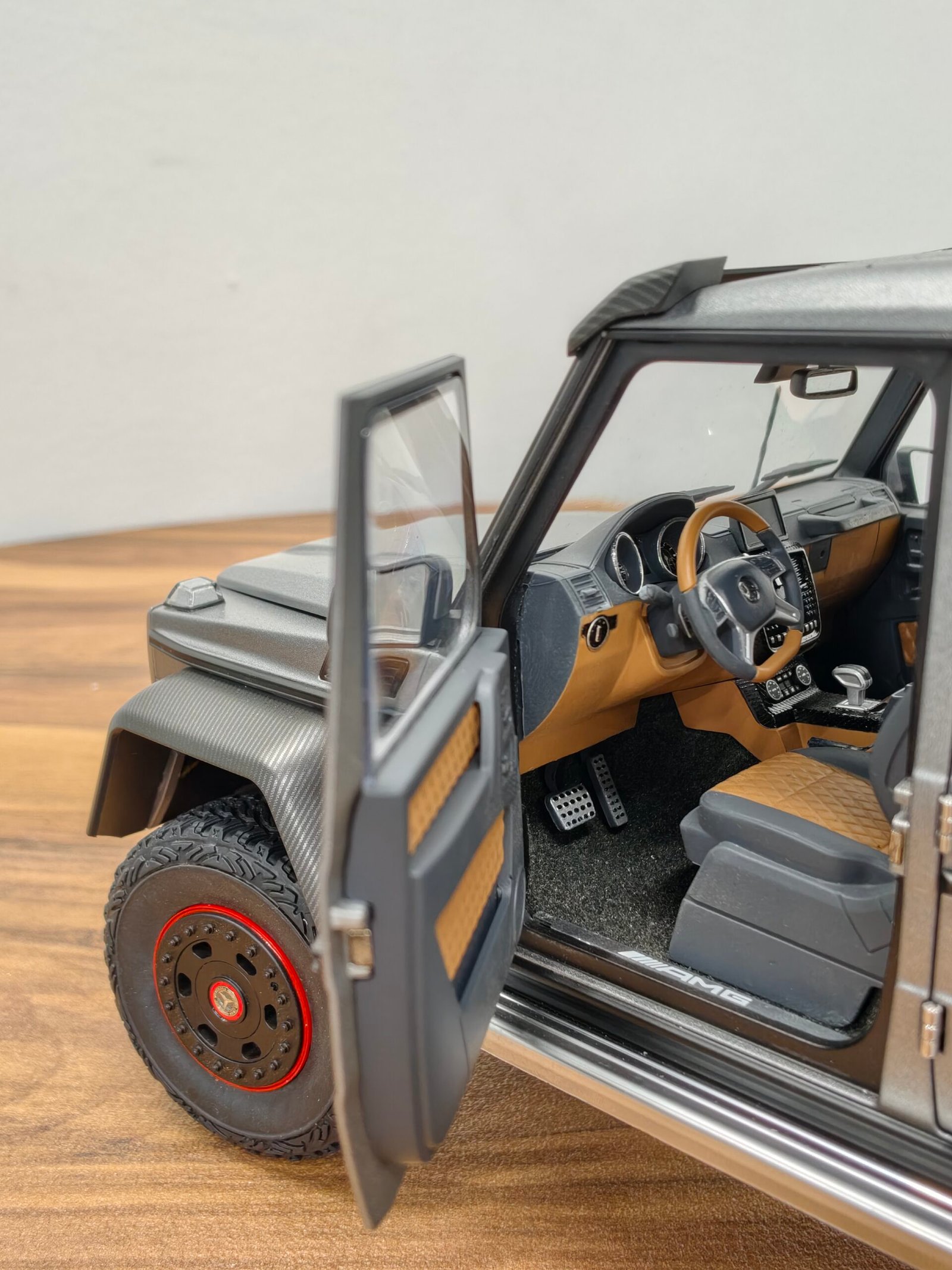 Mercedes-Benz G63 AMG 6X6 Platinum Magno 1:18 - Image 6