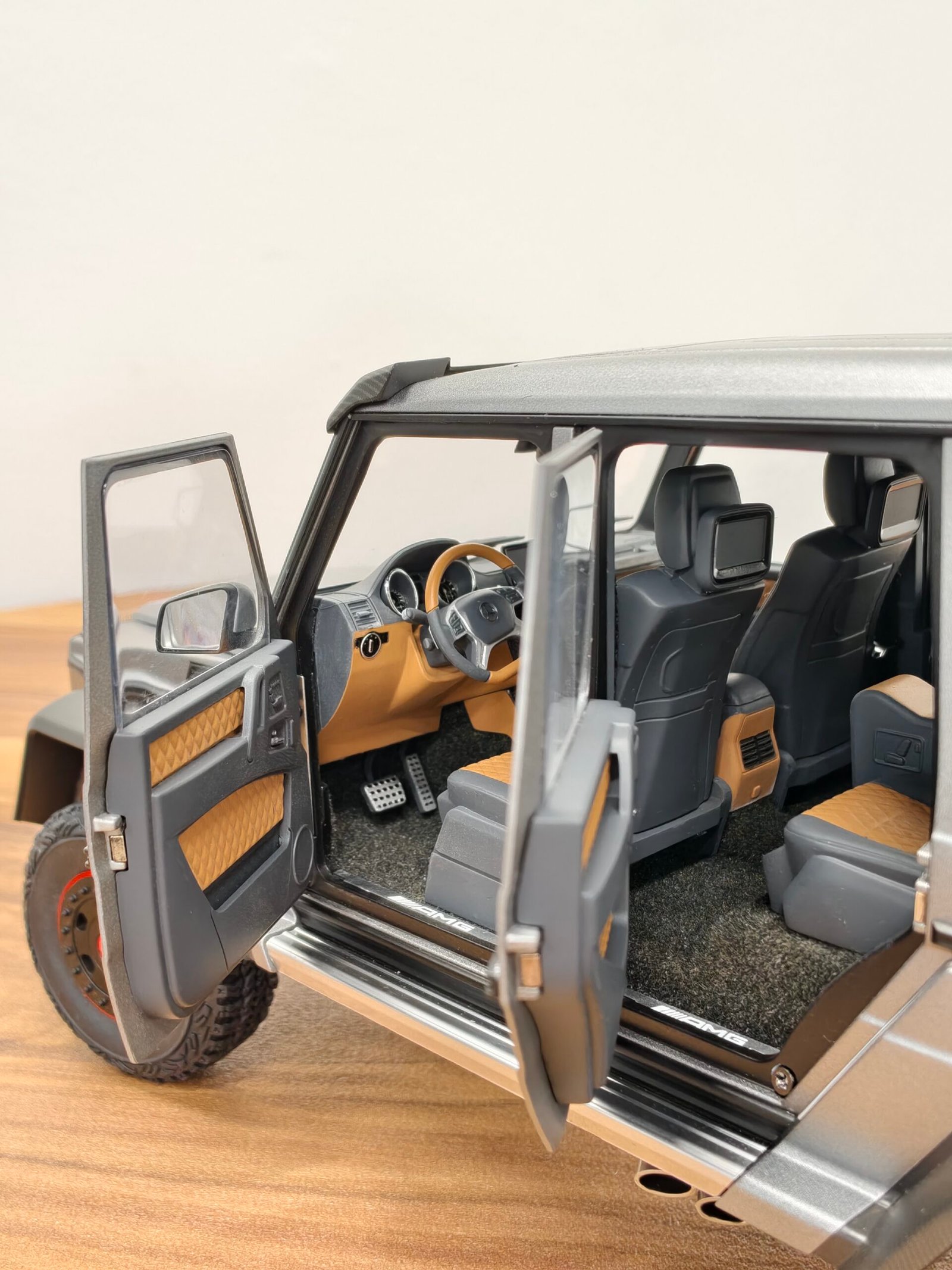 Mercedes-Benz G63 AMG 6X6 Platinum Magno 1:18 - Image 5