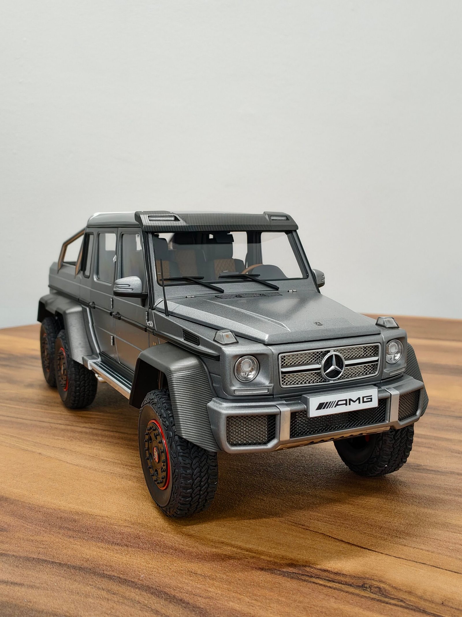 Mercedes-Benz G63 AMG 6X6 Platinum Magno 1:18 - Image 4