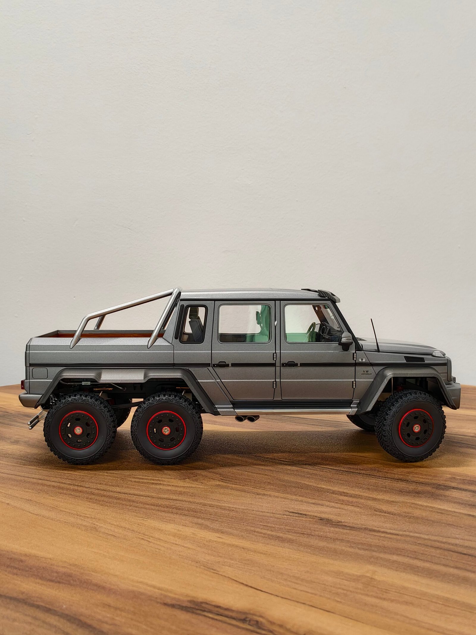 Mercedes-Benz G63 AMG 6X6 Platinum Magno 1:18 - Image 3