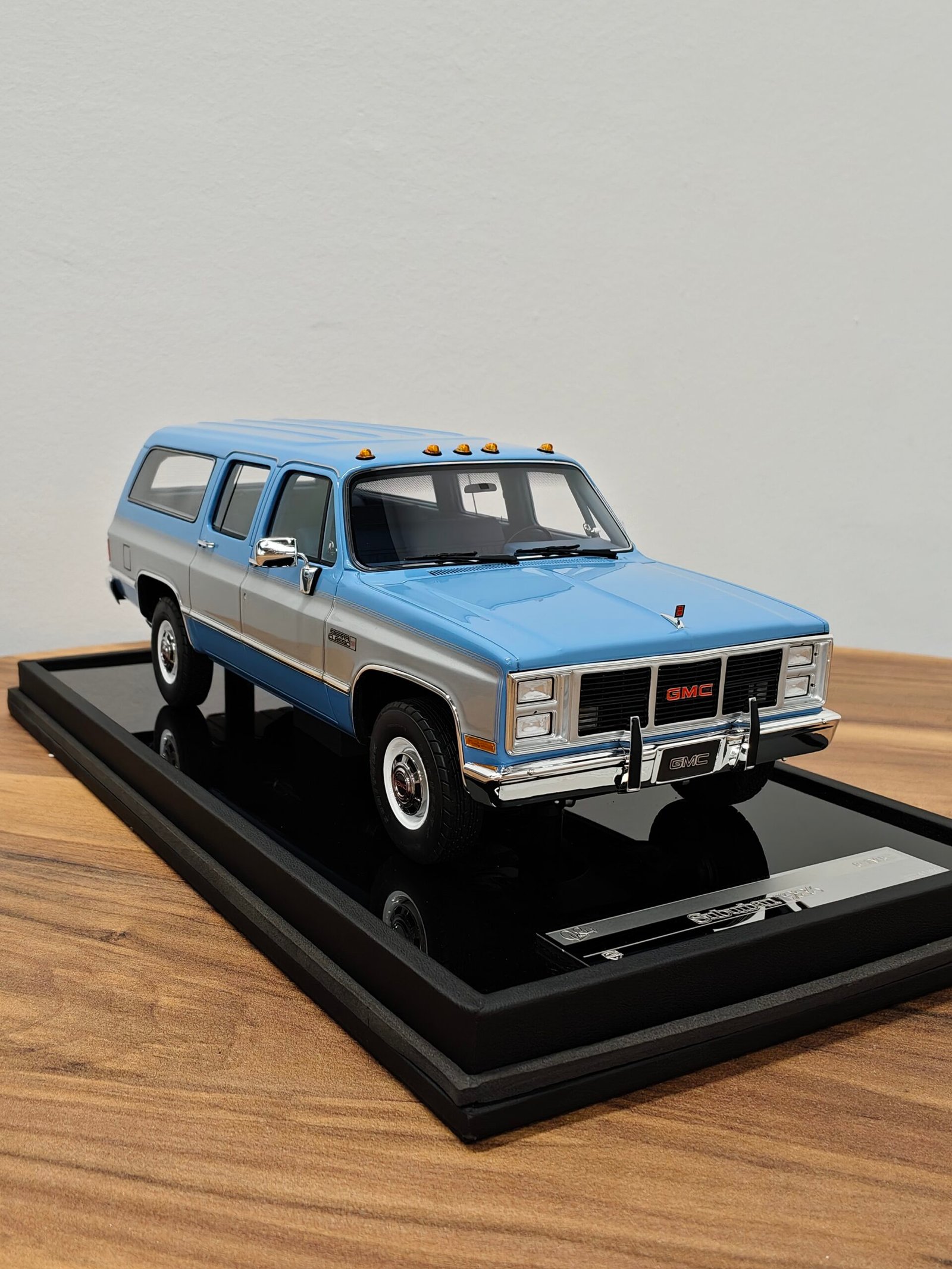 GMC Suburban 1986 Light Blue & Silver 1:18 - Image 2