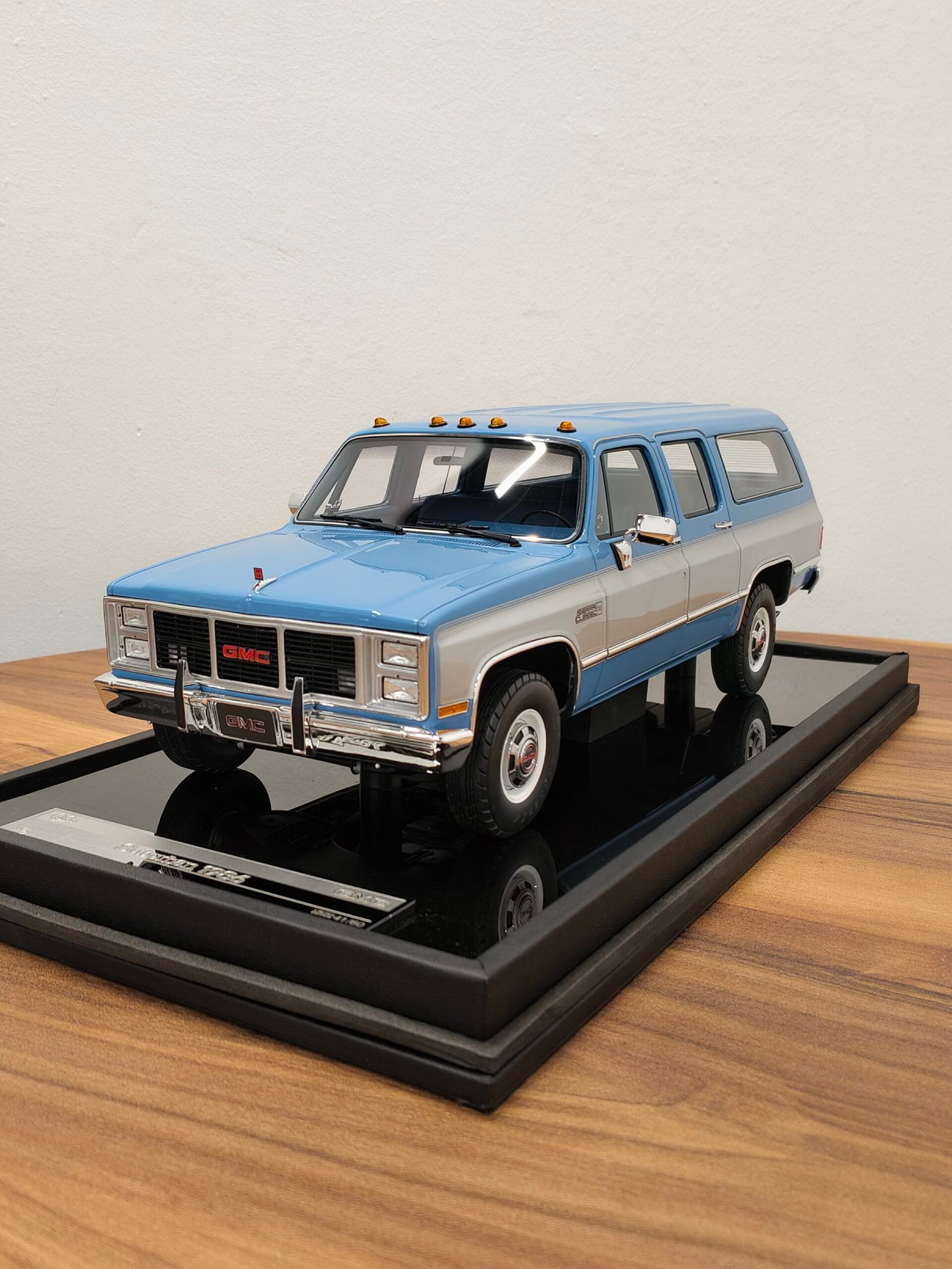 GMC Suburban 1986 Light Blue & Silver 1:18