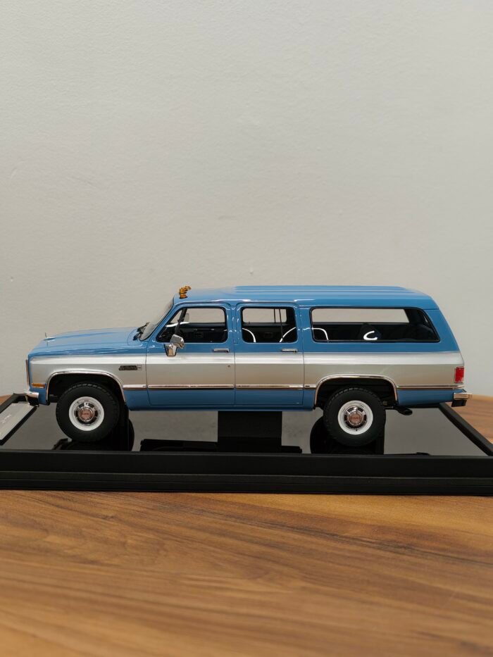 GMC Suburban 1986 Light Blue & Silver 1:18 - Image 3