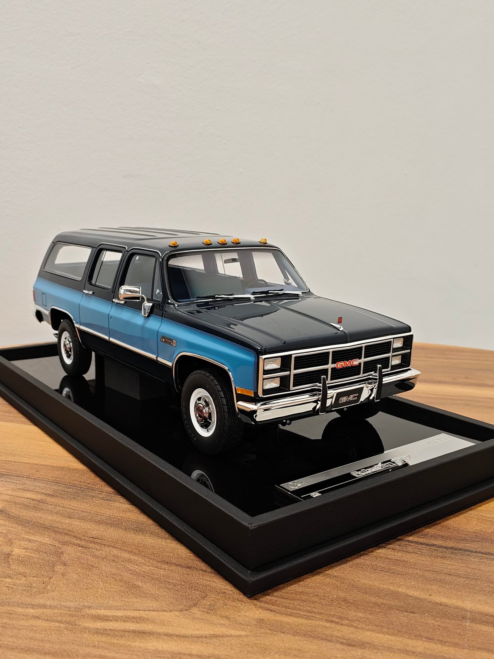 GMC Suburban 1986 Dark Blue & Light Blue 1:18 - Image 2