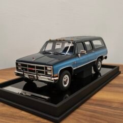 GMC Suburban 1986 Dark Blue & Light Blue 1:18