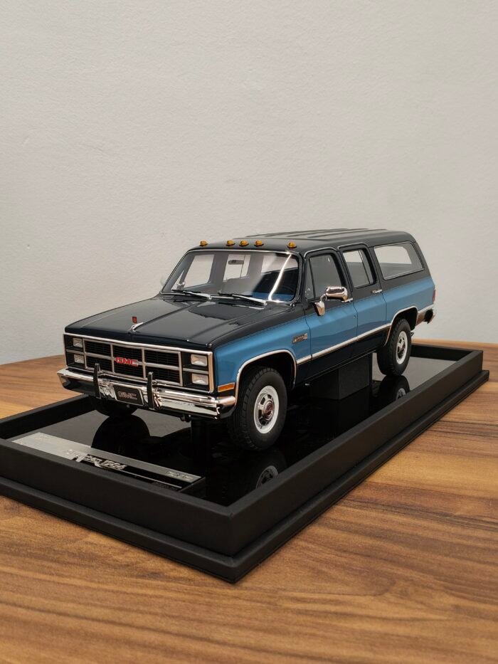 GMC Suburban 1986 Dark Blue & Light Blue 1:18