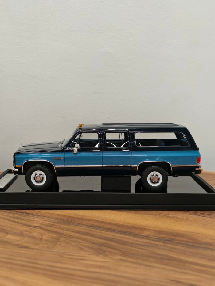 GMC Suburban 1986 Dark Blue & Light Blue 1:18 - Image 3