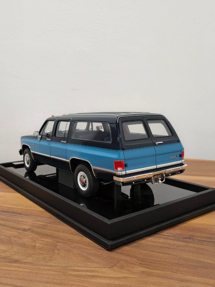 GMC Suburban 1986 Dark Blue & Light Blue 1:18 - Image 4