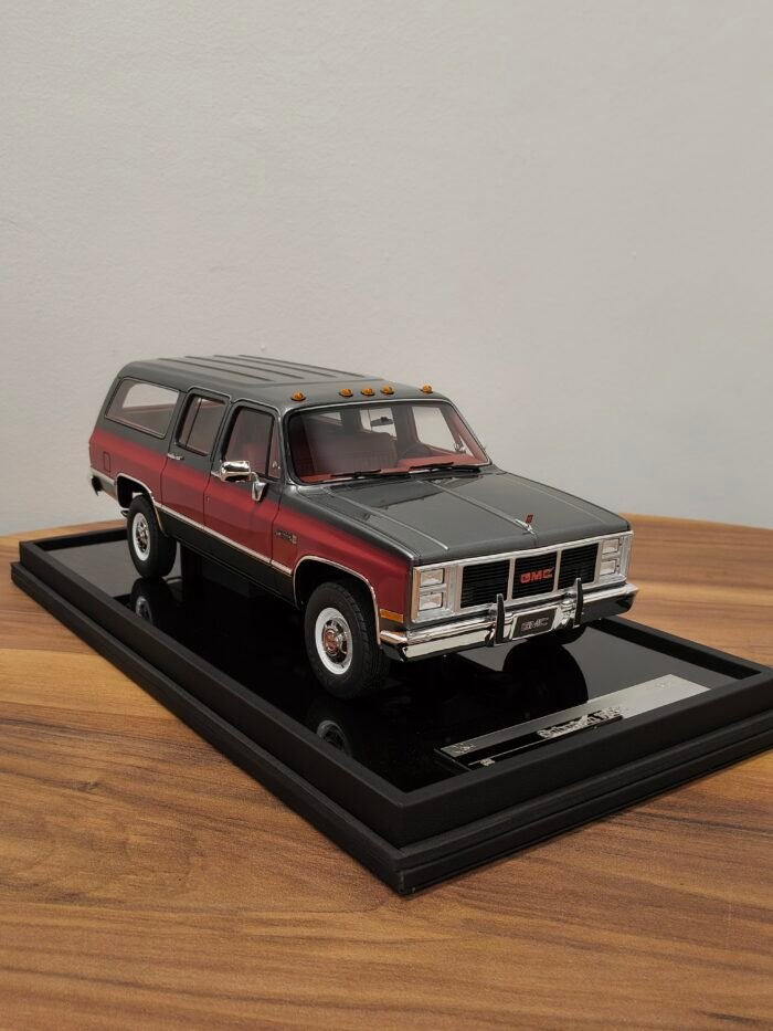 GMC Suburban 1986 Silver & Red 1:18 - Image 2