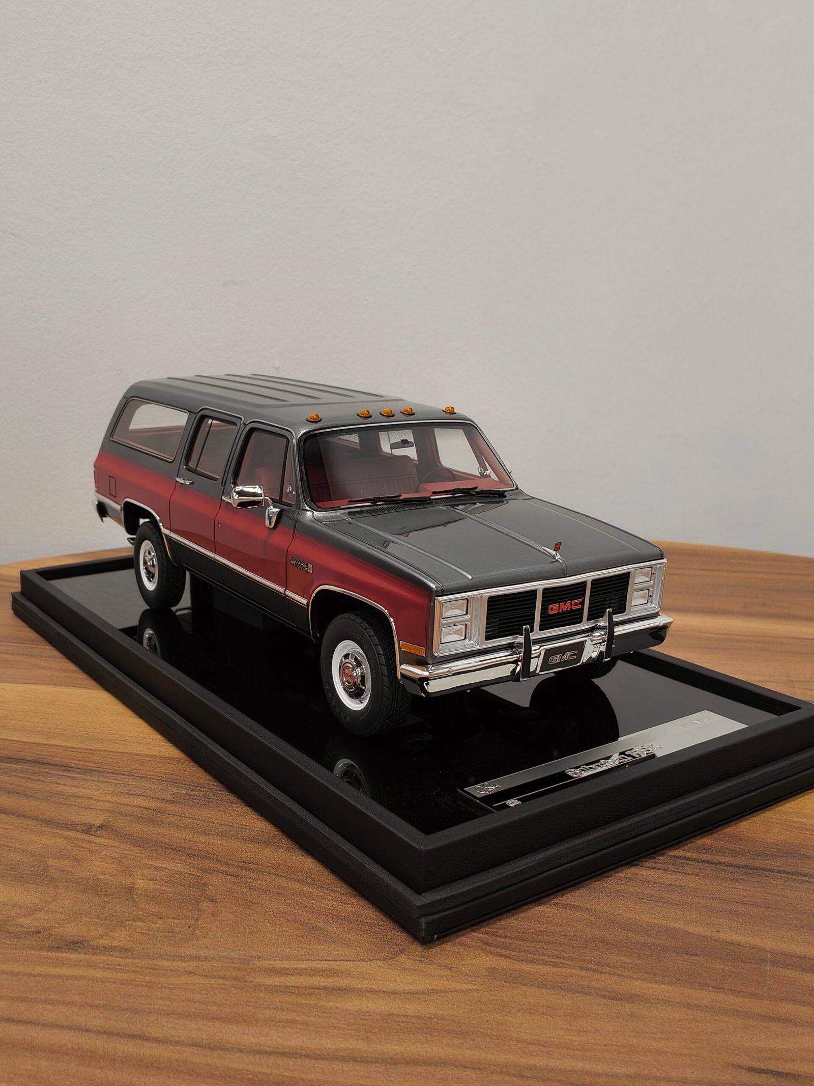 GMC Suburban 1986 Silver & Red 1:18 - Image 2