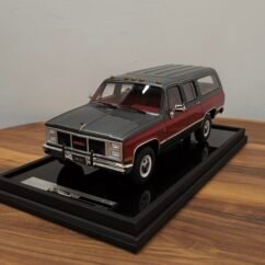 GMC Suburban 1986 Silver & Red 1:18