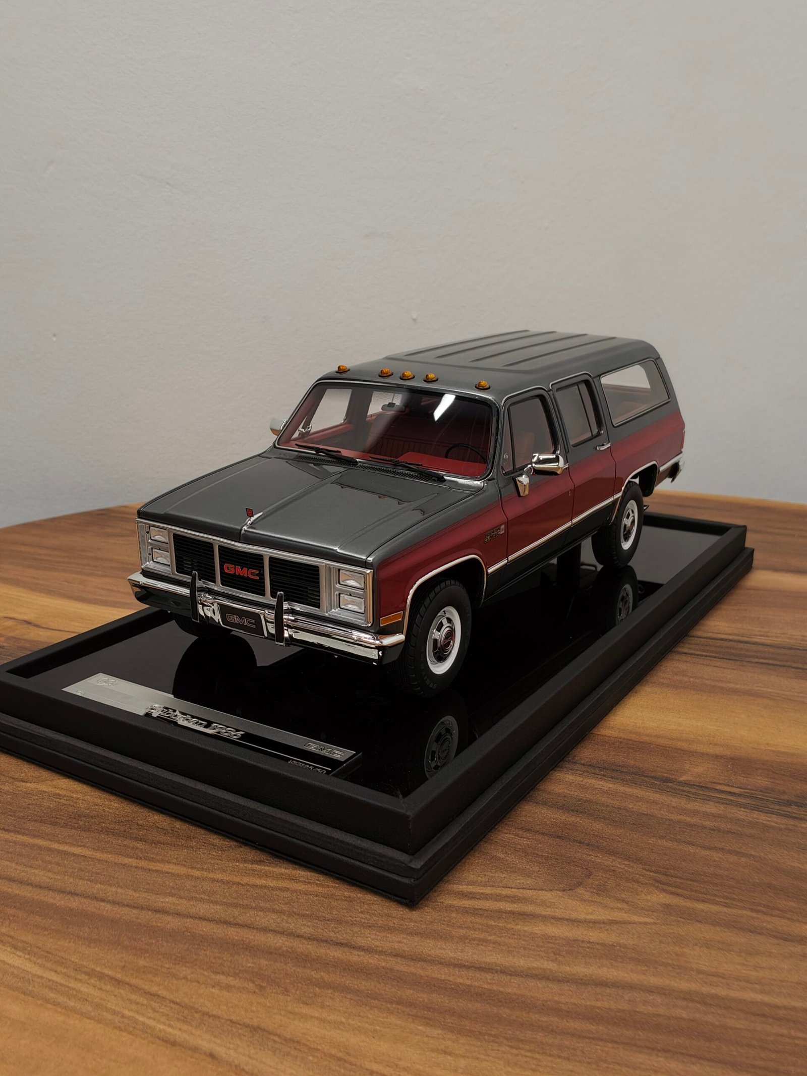 GMC Suburban 1986 Silver & Red 1:18
