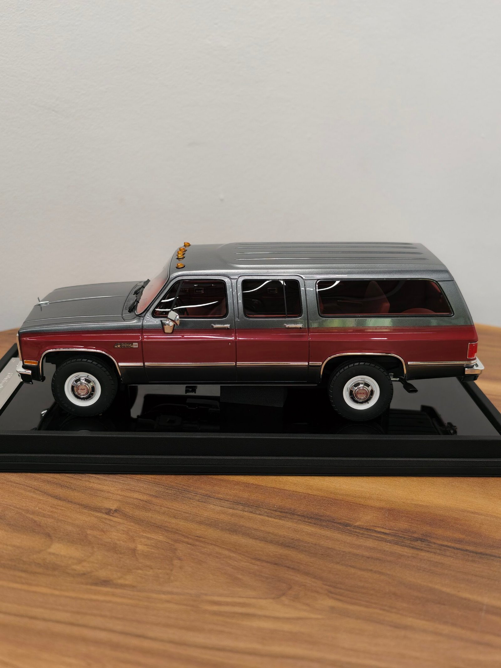GMC Suburban 1986 Silver & Red 1:18 - Image 3