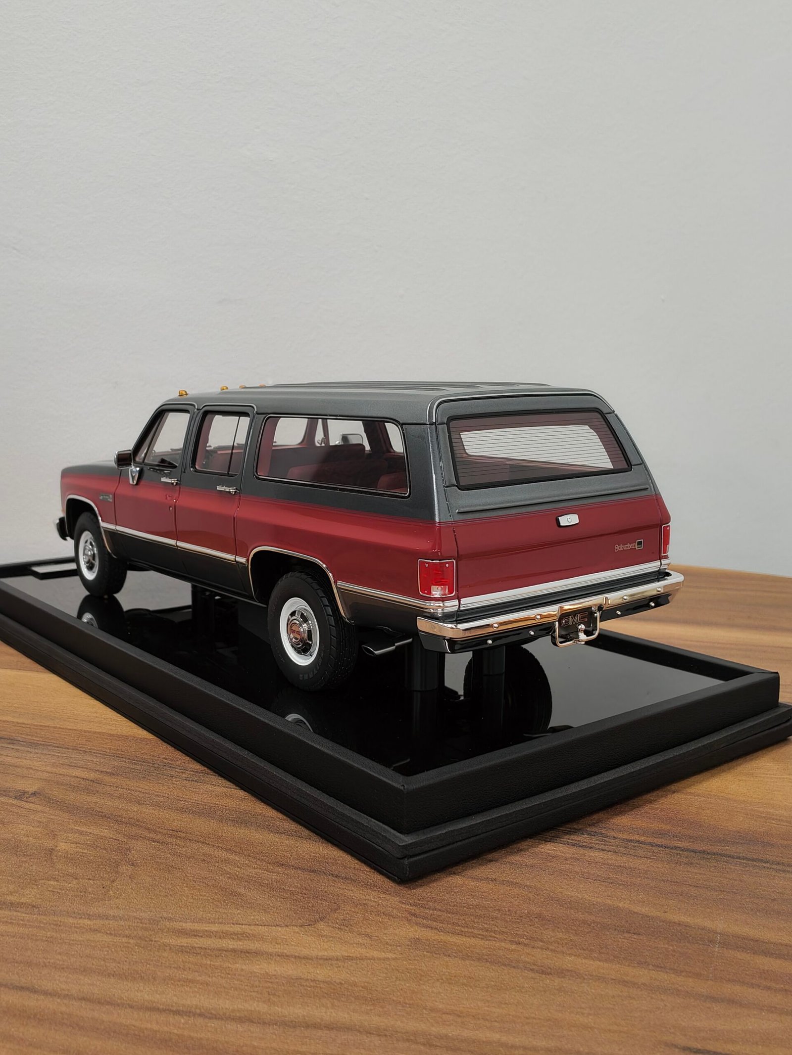 GMC Suburban 1986 Silver & Red 1:18 - Image 4