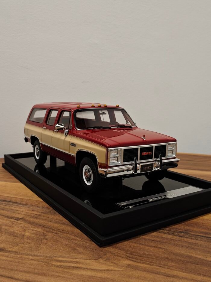 GMC Suburban 1986 Red & Beige 1:18 - Image 2
