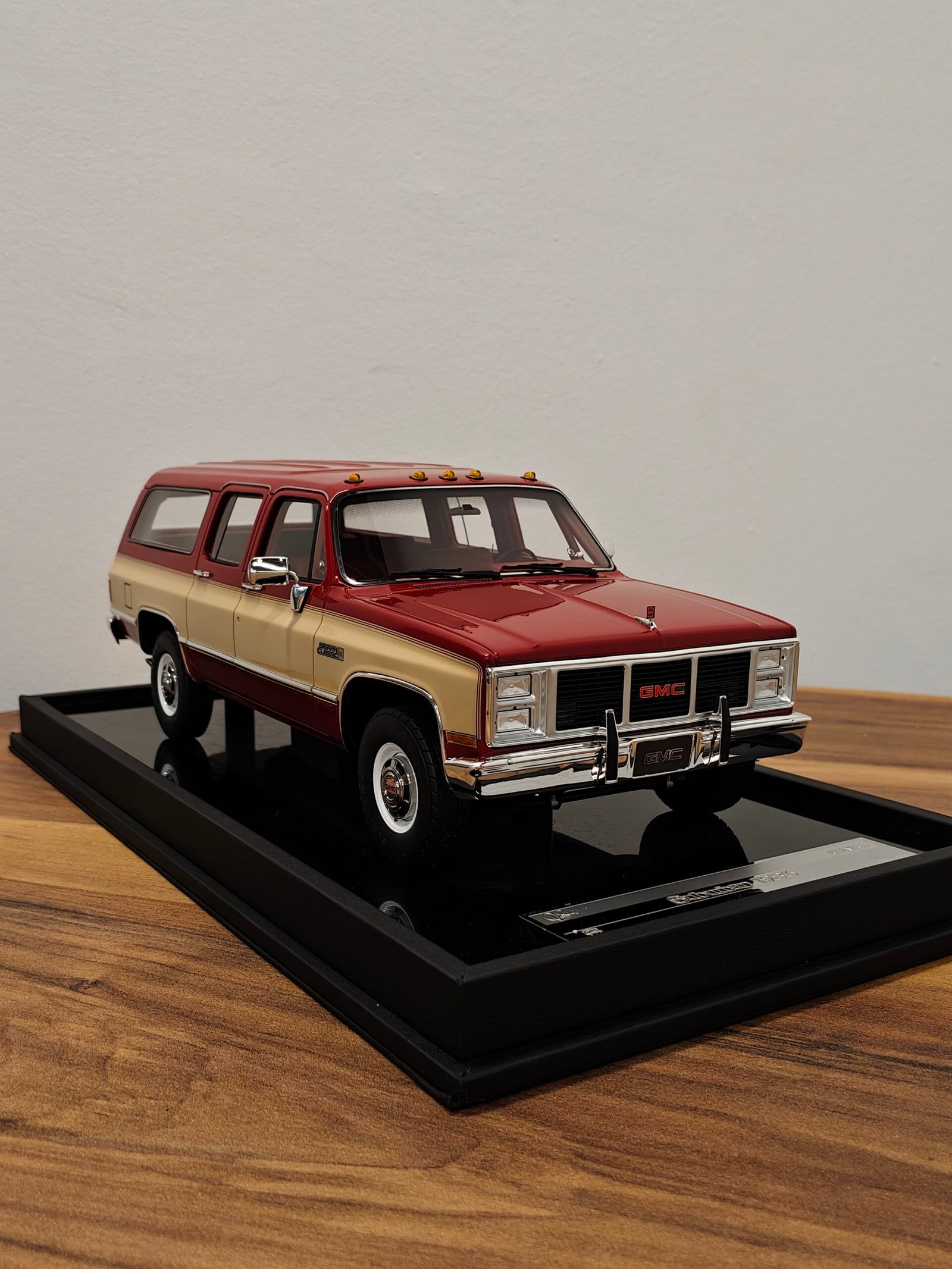 GMC Suburban 1986 Red & Beige 1:18 - Image 2