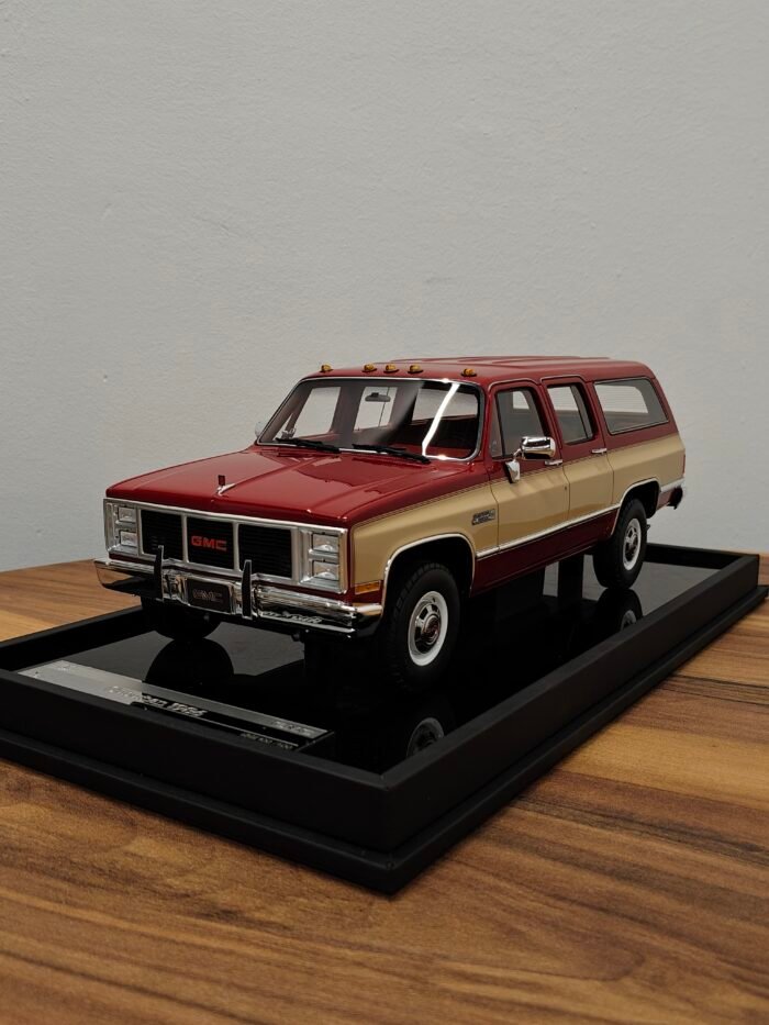 GMC Suburban 1986 Red & Beige 1:18