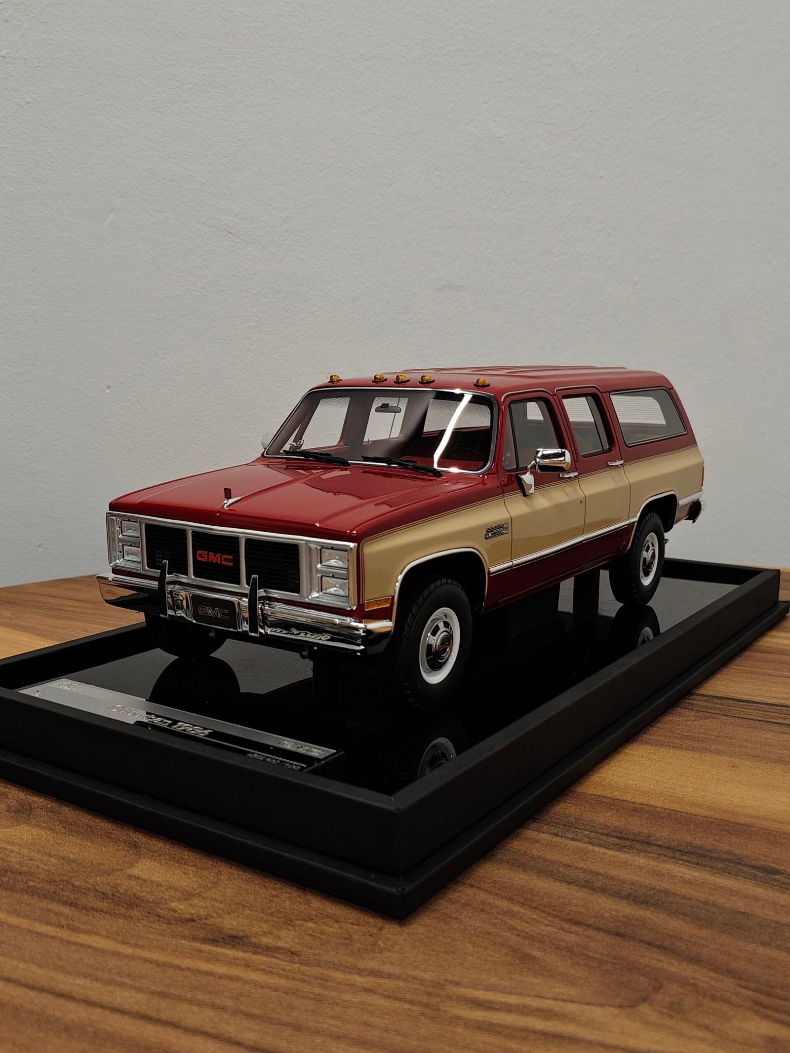GMC Suburban 1986 Red & Beige 1:18