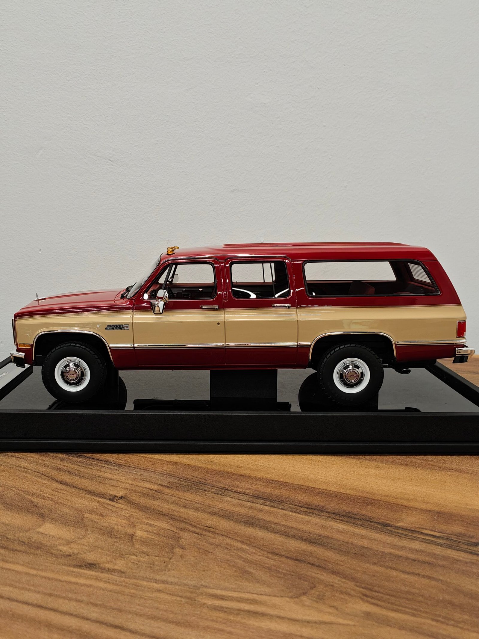 GMC Suburban 1986 Red & Beige 1:18 - Image 3