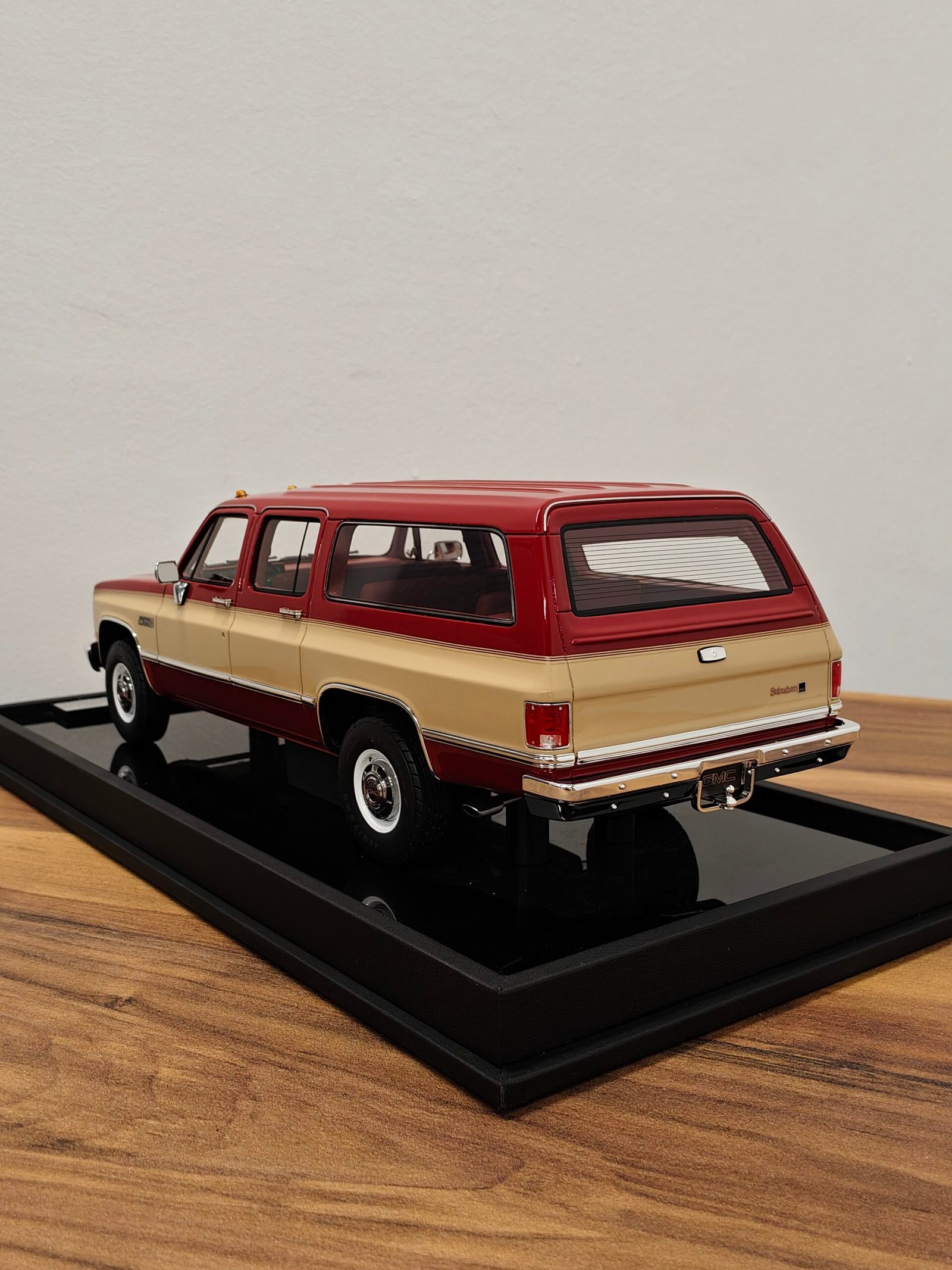 GMC Suburban 1986 Red & Beige 1:18 - Image 4