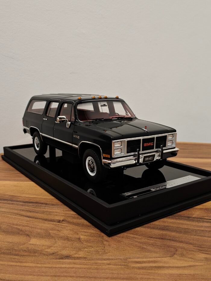 GMC Suburban 1986 Complete black 1:18 - Image 2