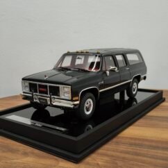 GMC Suburban 1986 Complete black 1:18