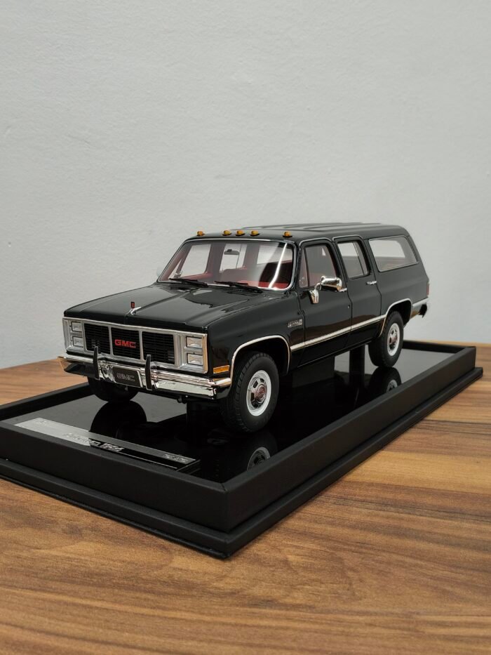GMC Suburban 1986 Complete black 1:18
