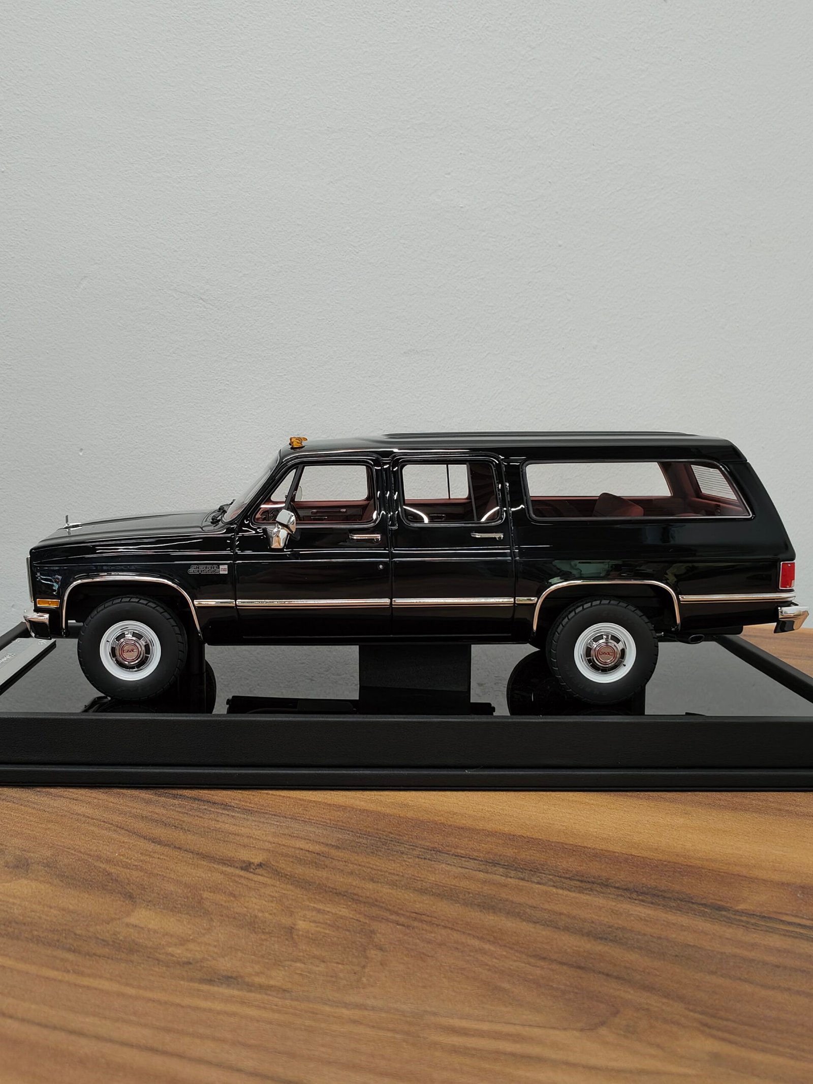 GMC Suburban 1986 Complete black 1:18 - Image 3