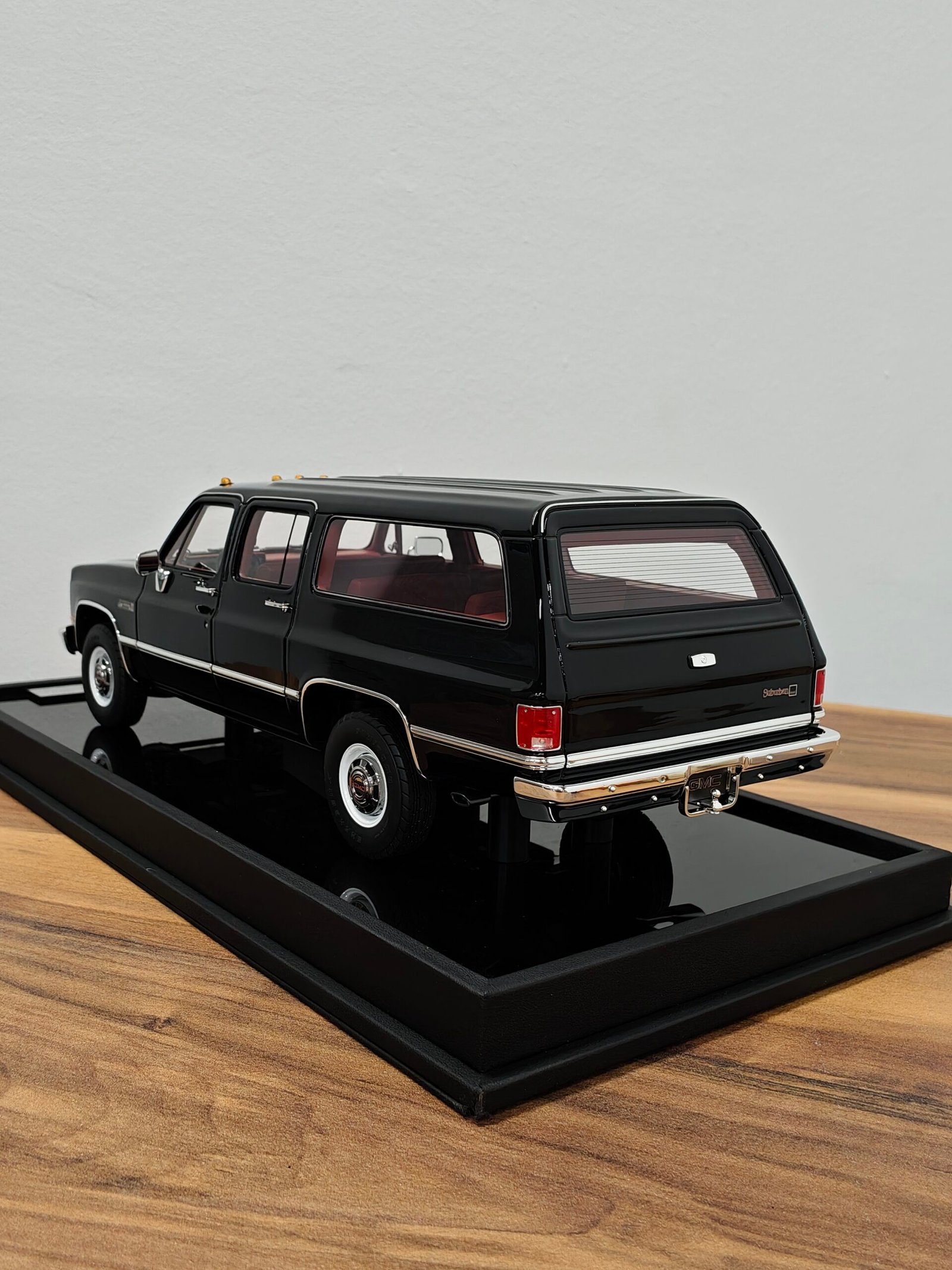 GMC Suburban 1986 Complete black 1:18 - Image 4