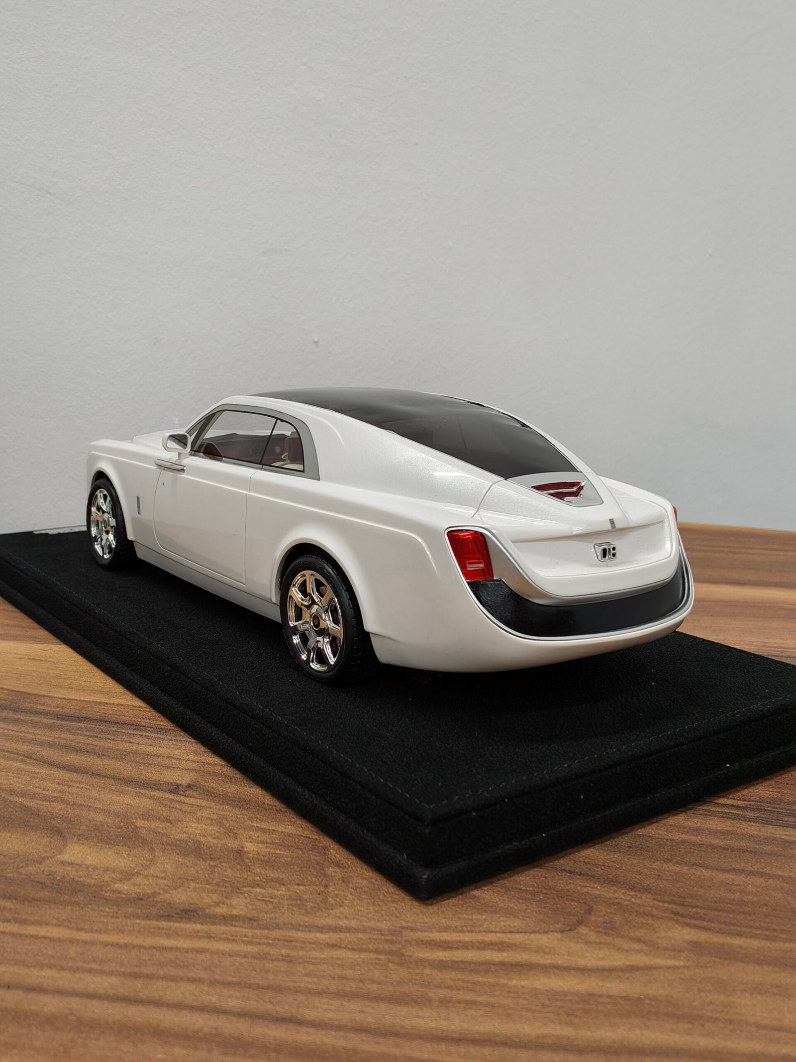 Rolls Royce Sweptail 1:18 White - Image 4