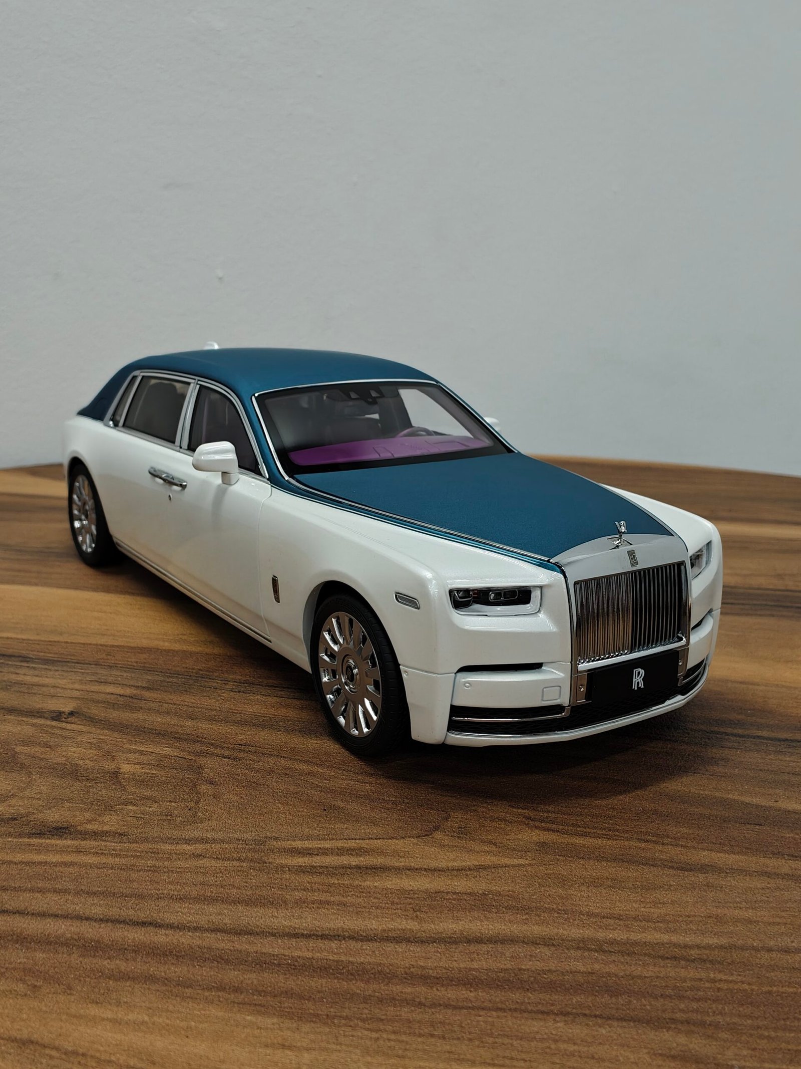 Royce Rolls Phantom 1:18 White & Blue - Image 2