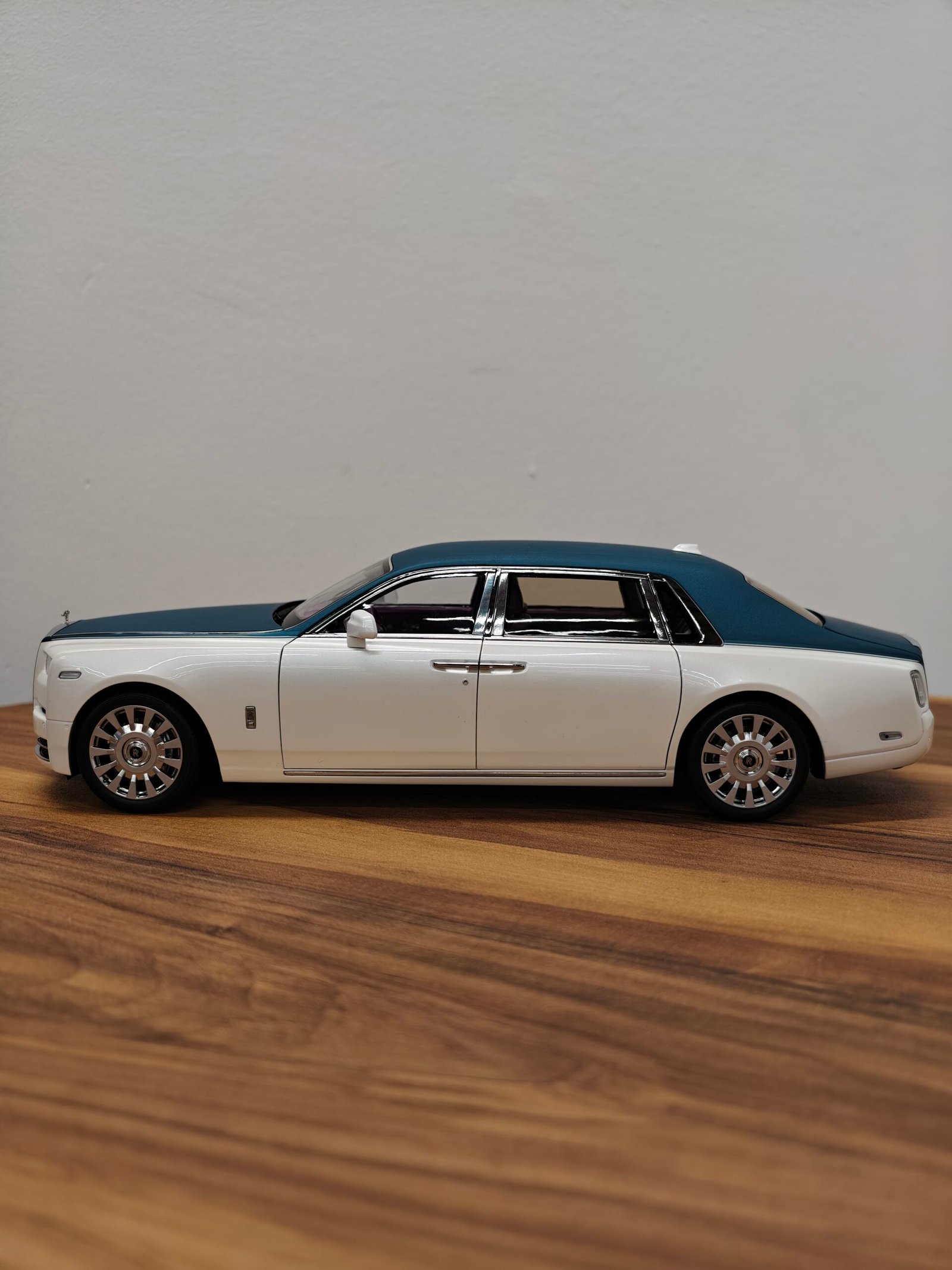 Royce Rolls Phantom 1:18 White & Blue - Image 3