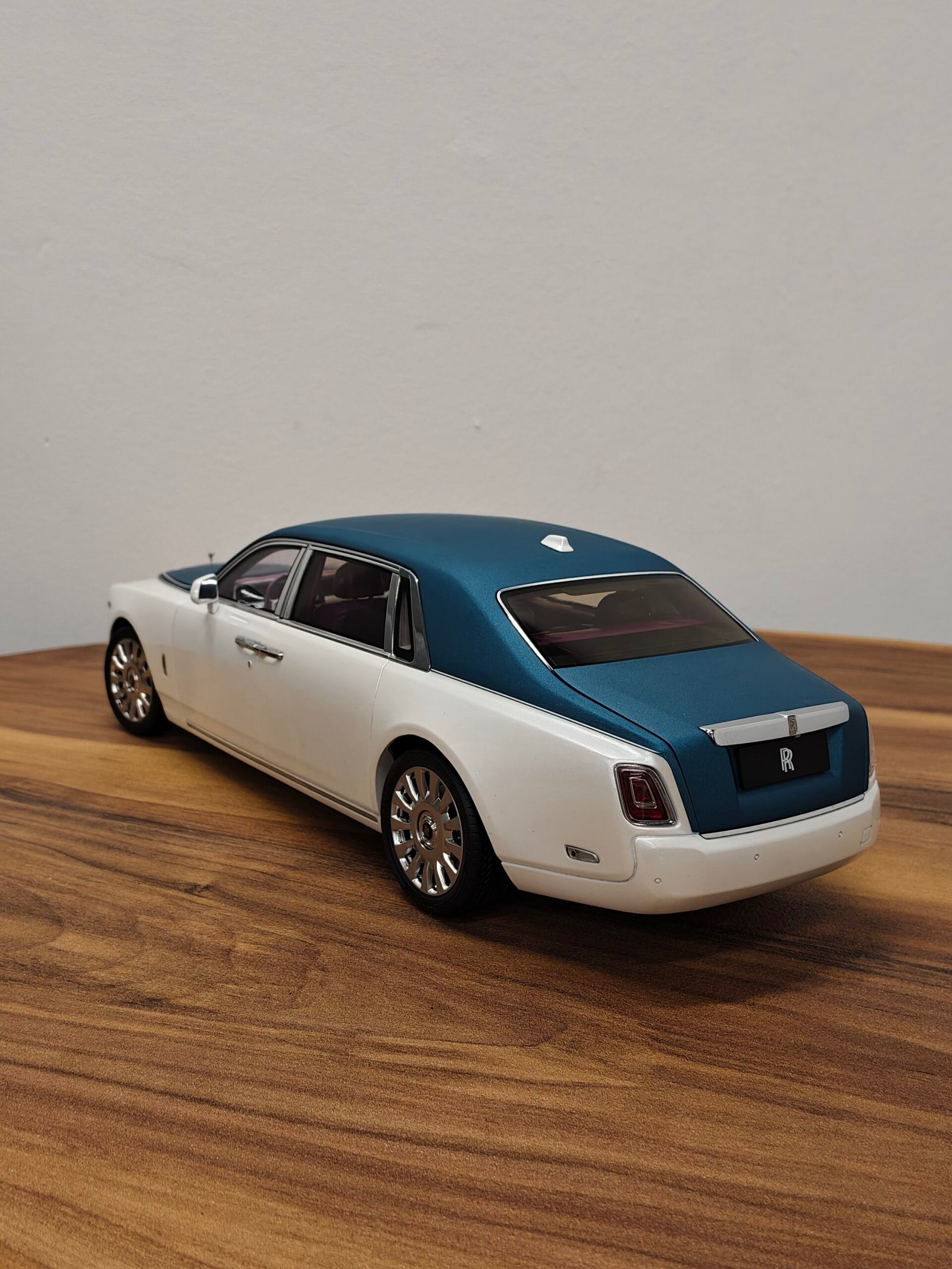 Royce Rolls Phantom 1:18 White & Blue - Image 4