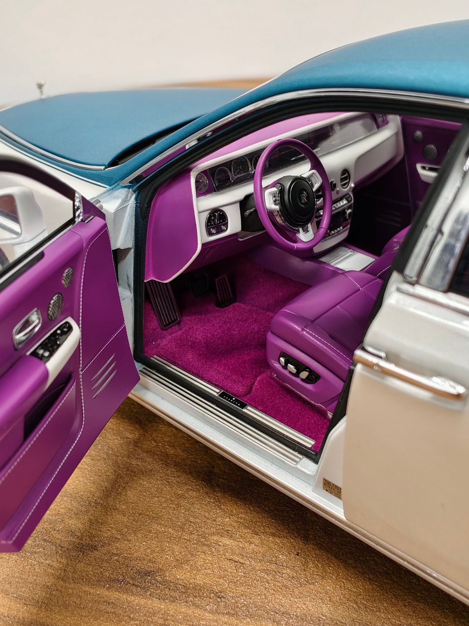 Royce Rolls Phantom 1:18 White & Blue - Image 5