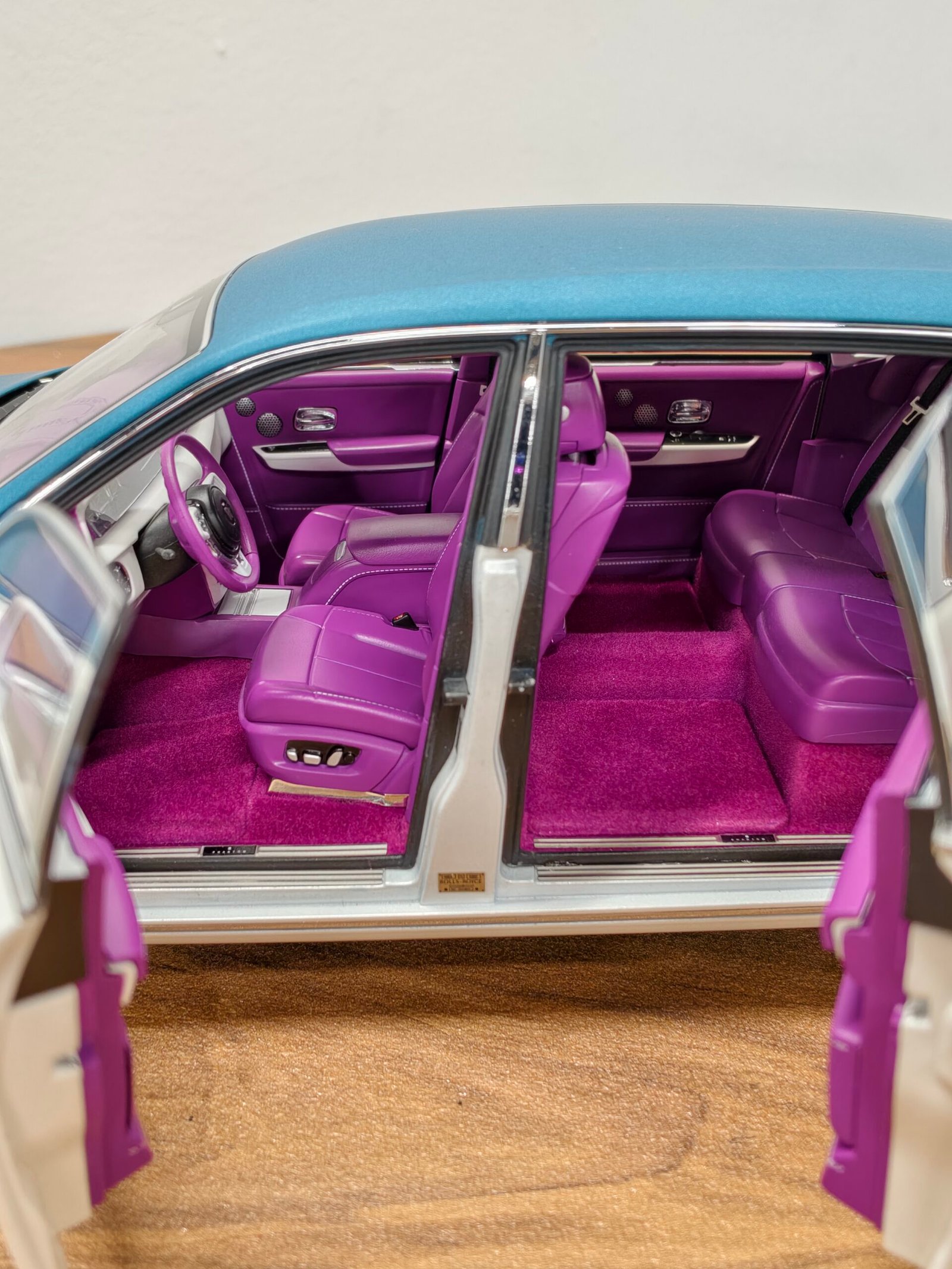 Royce Rolls Phantom 1:18 White & Blue - Image 6