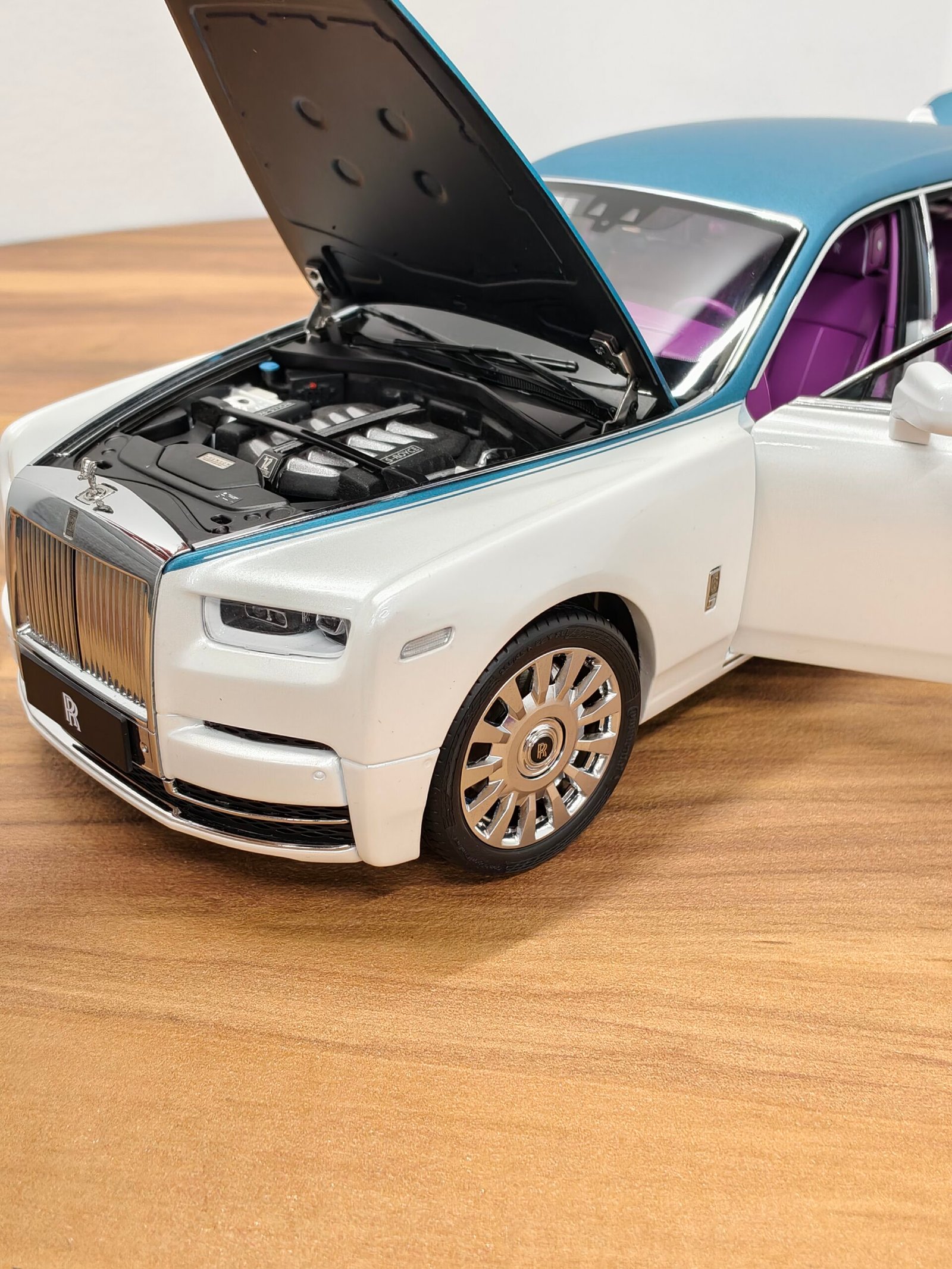 Royce Rolls Phantom 1:18 White & Blue - Image 7