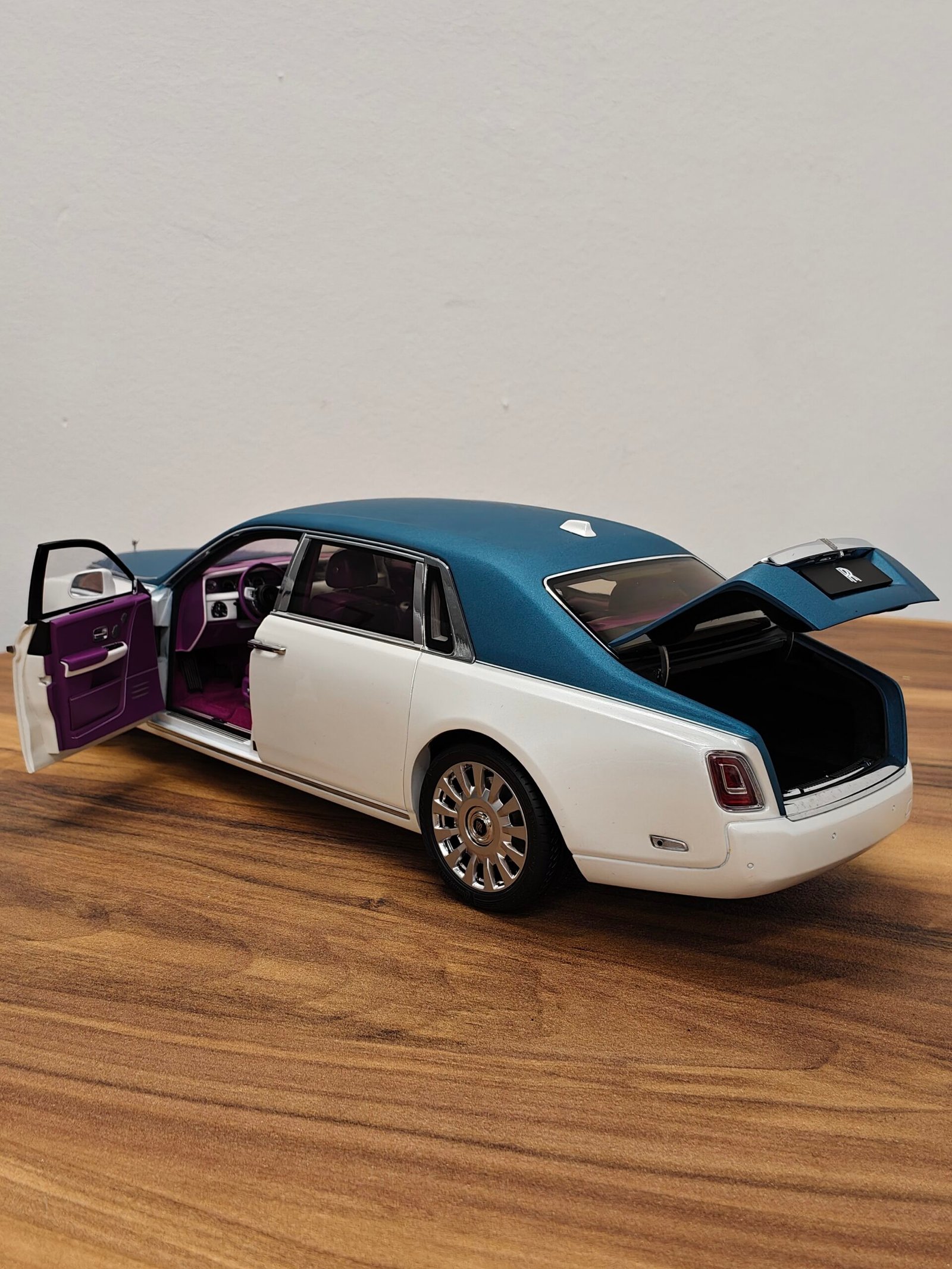 Royce Rolls Phantom 1:18 White & Blue - Image 8