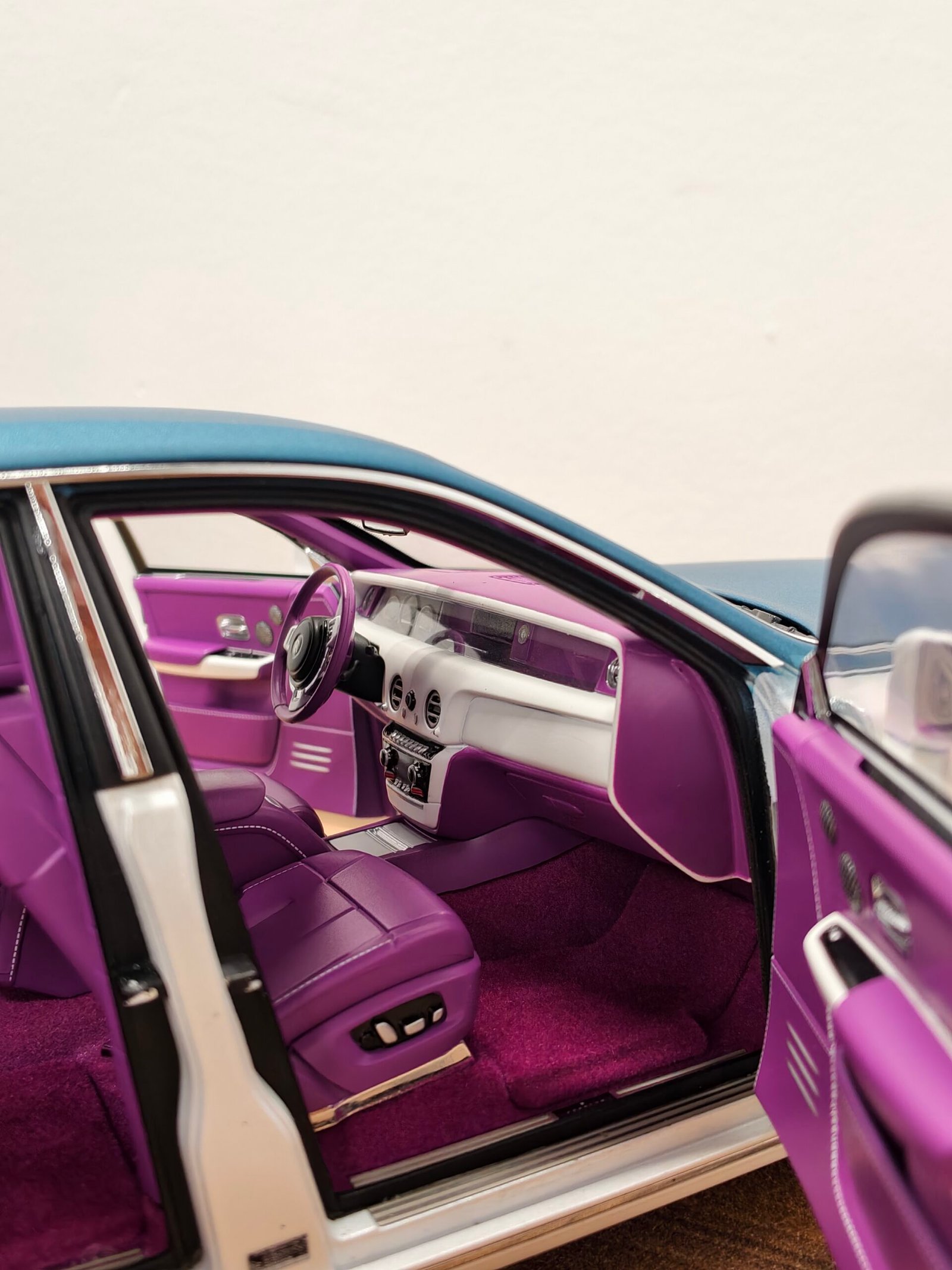 Royce Rolls Phantom 1:18 White & Blue - Image 9