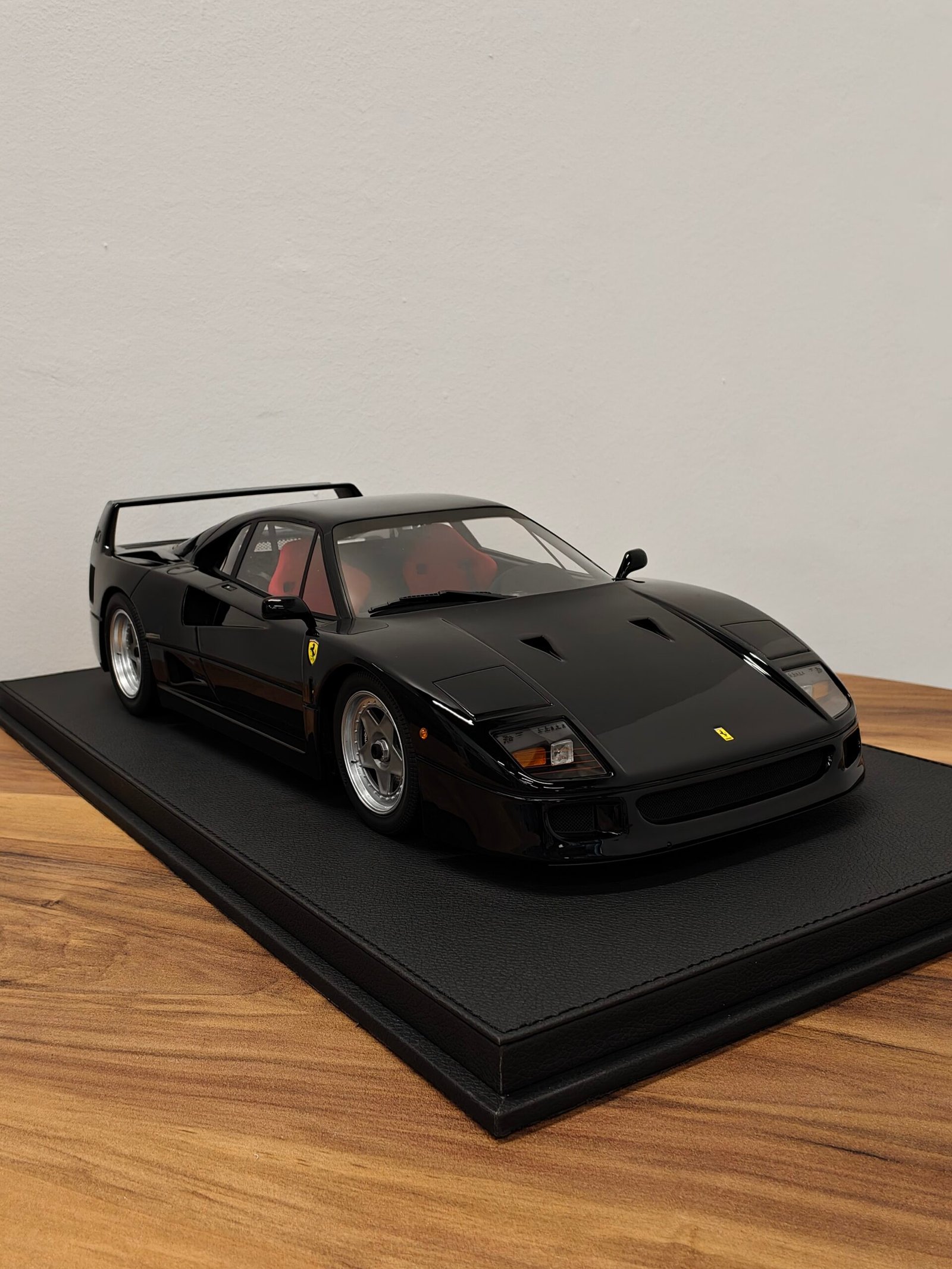 Ferrari F40 1987 Black 1:10 - Image 2