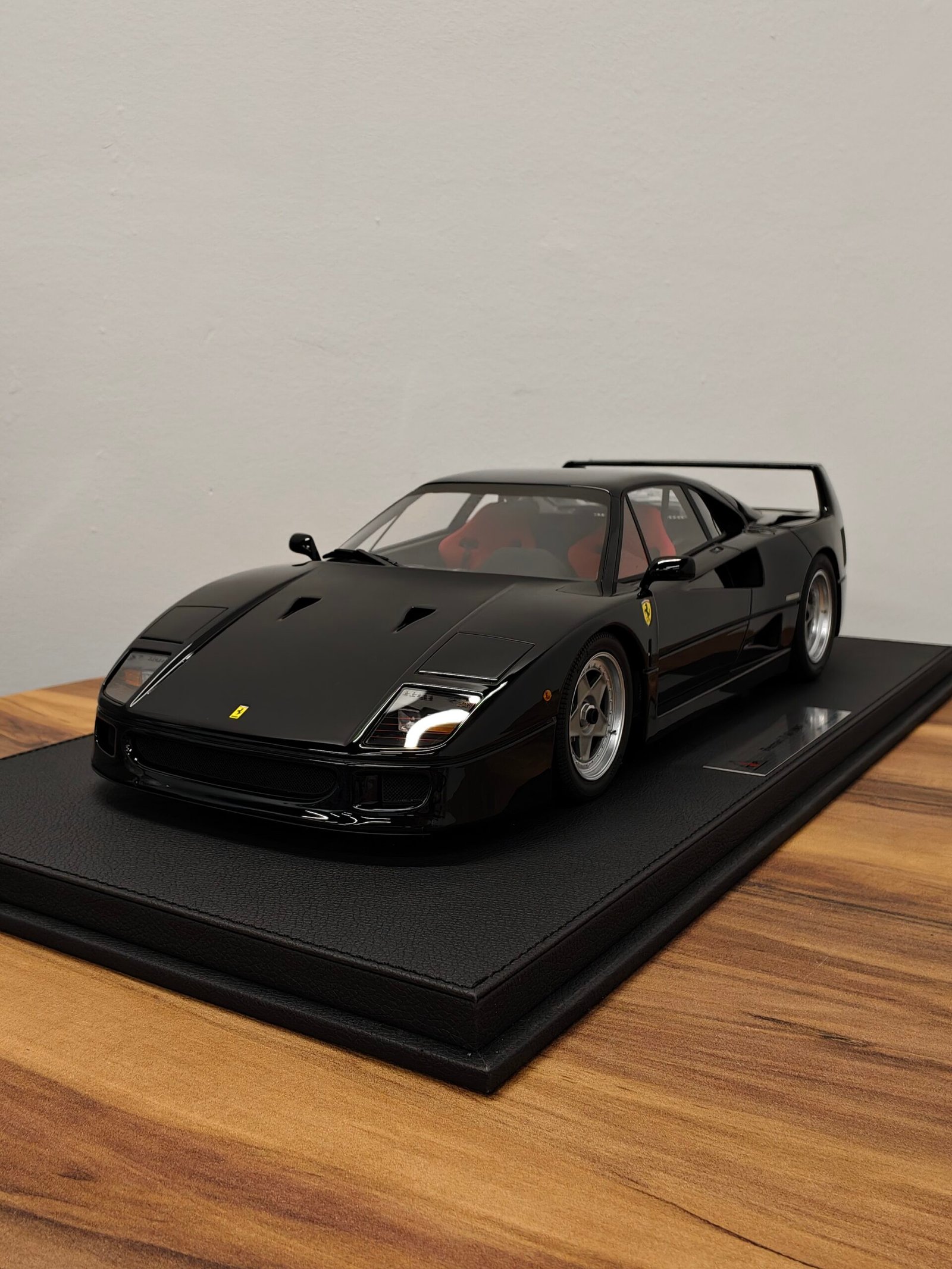 Ferrari F40 1987 Black 1:10