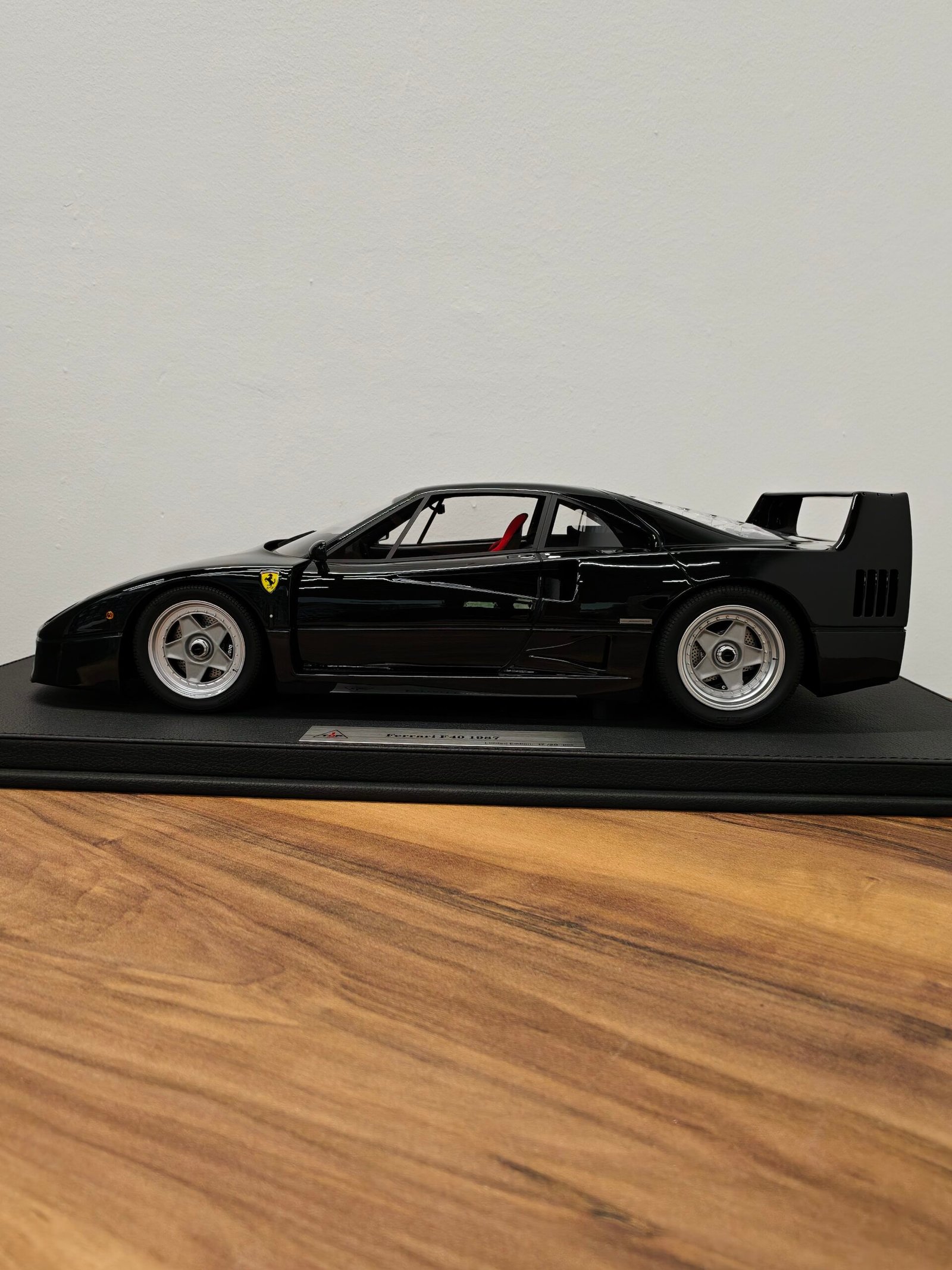 Ferrari F40 1987 Black 1:10 - Image 3